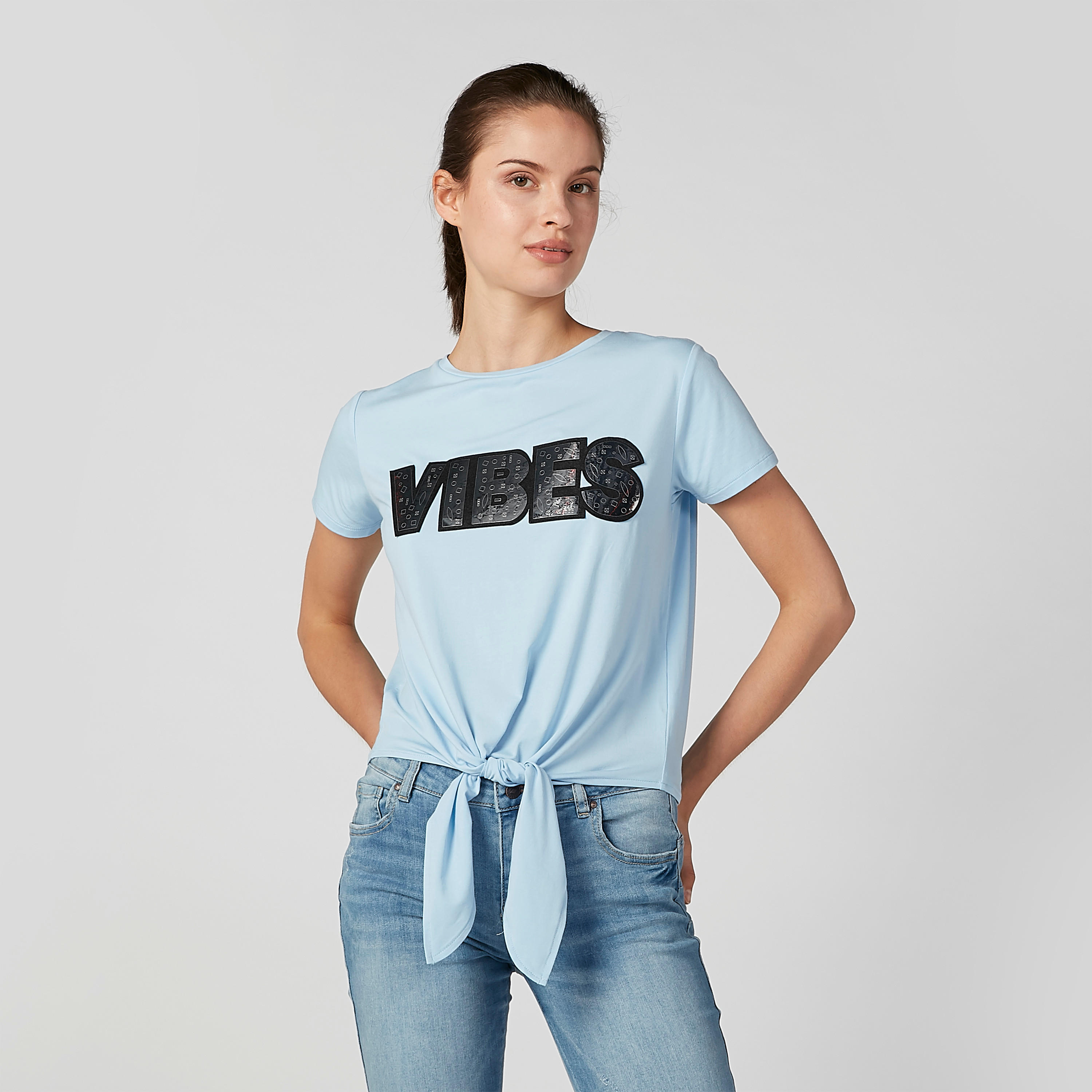 بلوزة قصيرة مزخرفة بياقة مستديرة وأربطة-women-clothing-tshirts-image-1