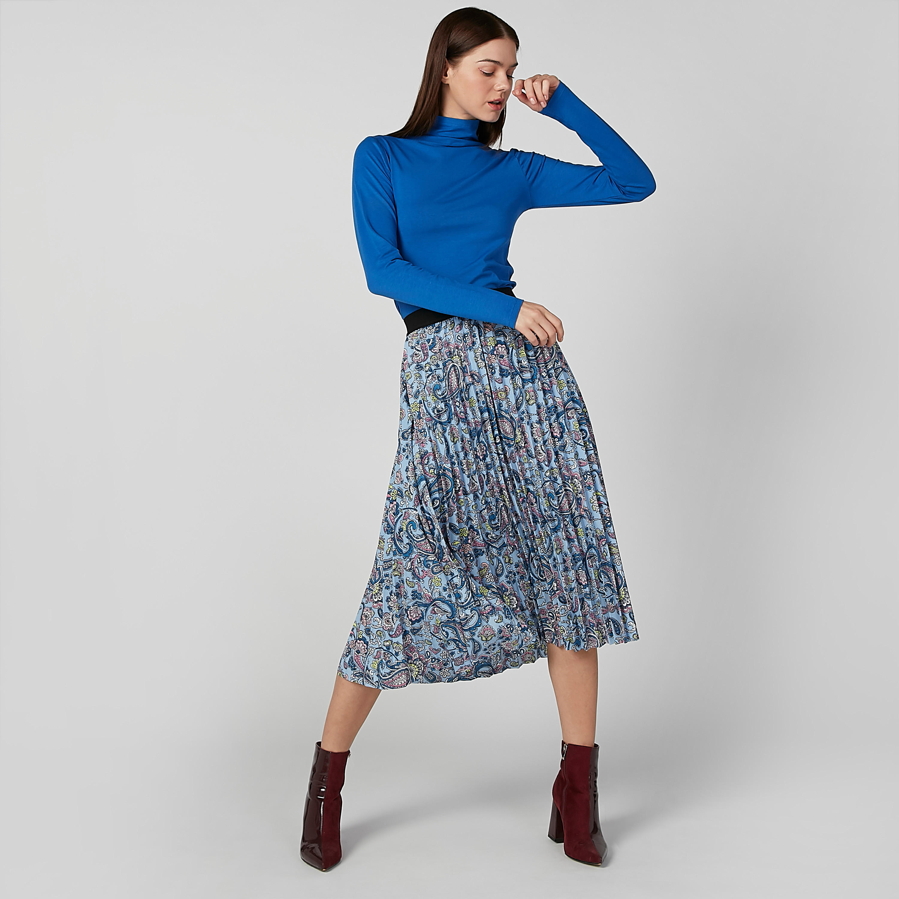 تنورة متوسطة الطول بخصر مطّاطي وثنيات وطبعات بيزلي-women-clothing-bottoms-skirts-image-3
