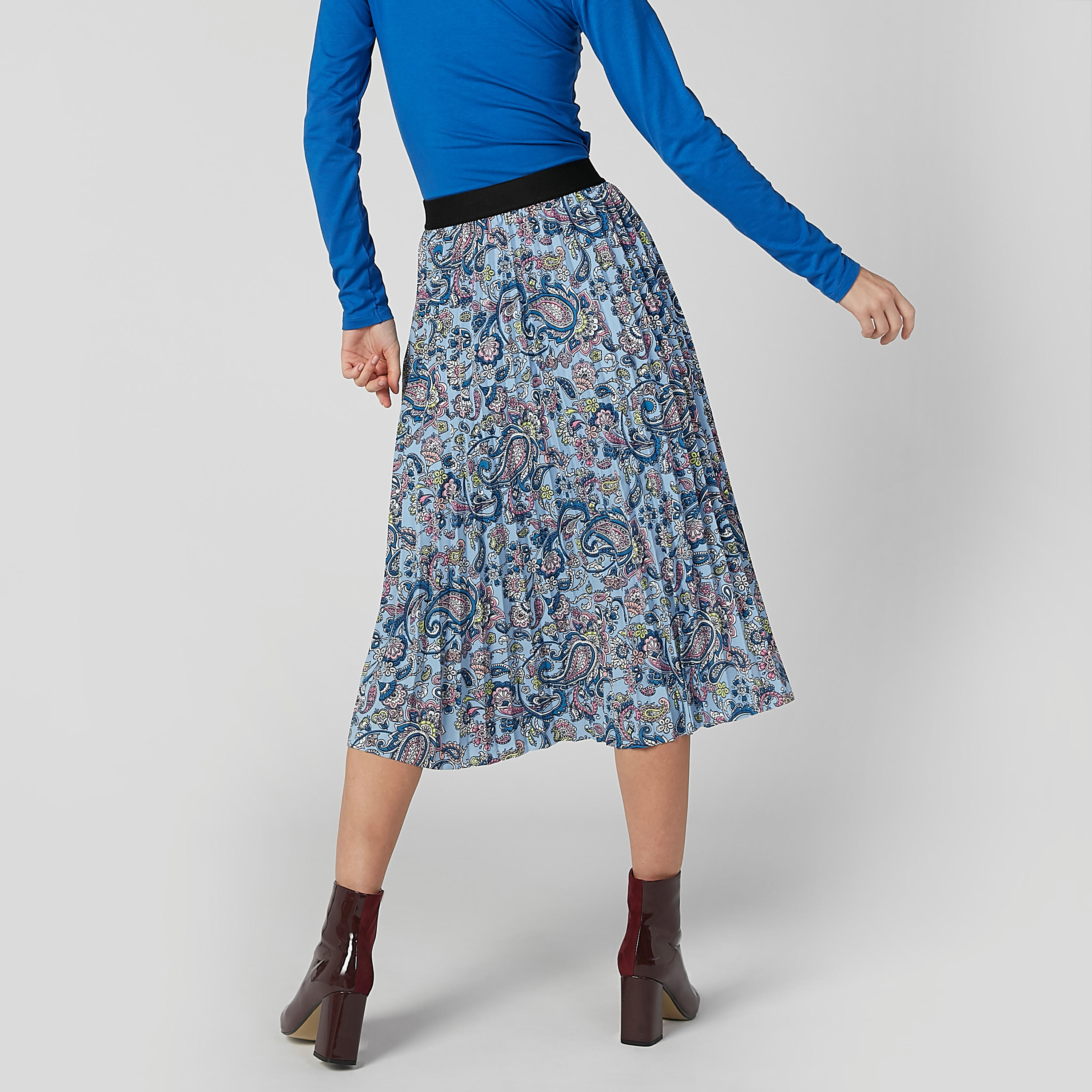 تنورة متوسطة الطول بخصر مطّاطي وثنيات وطبعات بيزلي-women-clothing-bottoms-skirts-image-5