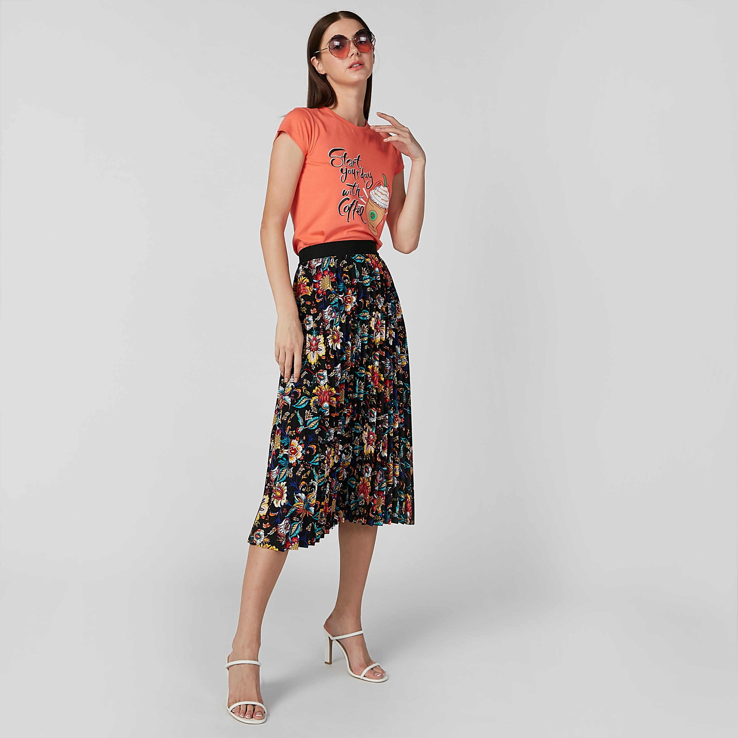 تنورة متوسطة الطول بخصر مطّاطي وثنيات وطبعات-women-clothing-bottoms-skirts-image-3