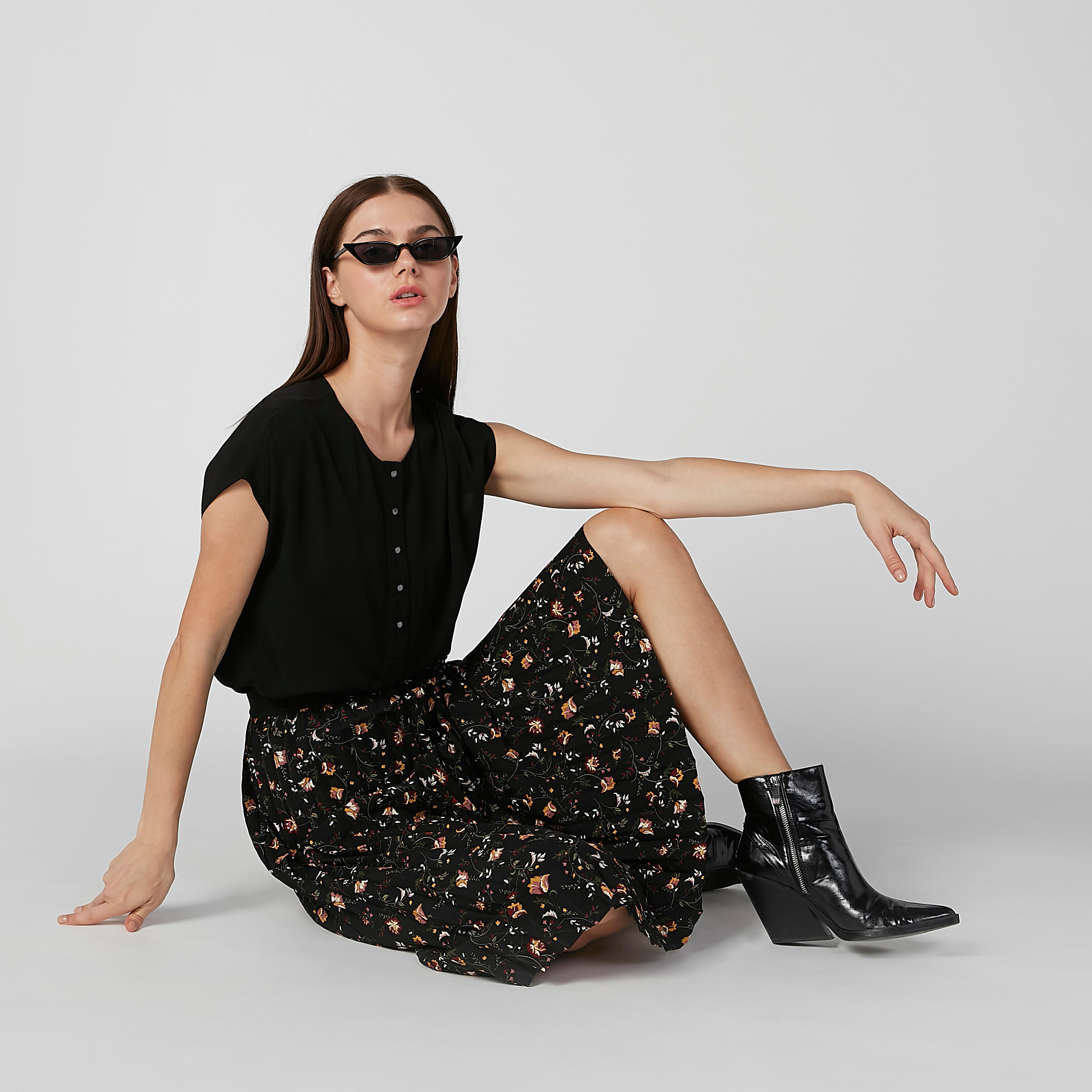 تنورة إيه لاين متوسطة الطول بخصر مطّاطي وثنيات وطبعات-women-clothing-bottoms-skirts-image-2