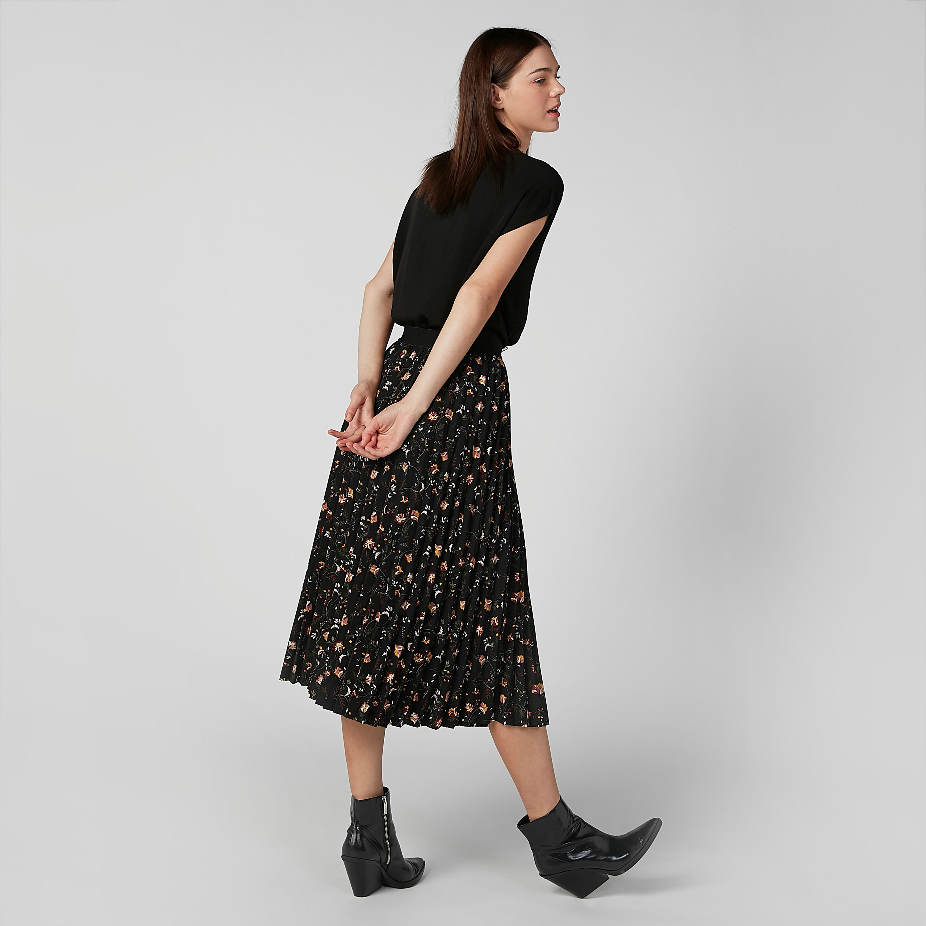 تنورة إيه لاين متوسطة الطول بخصر مطّاطي وثنيات وطبعات-women-clothing-bottoms-skirts-image-4