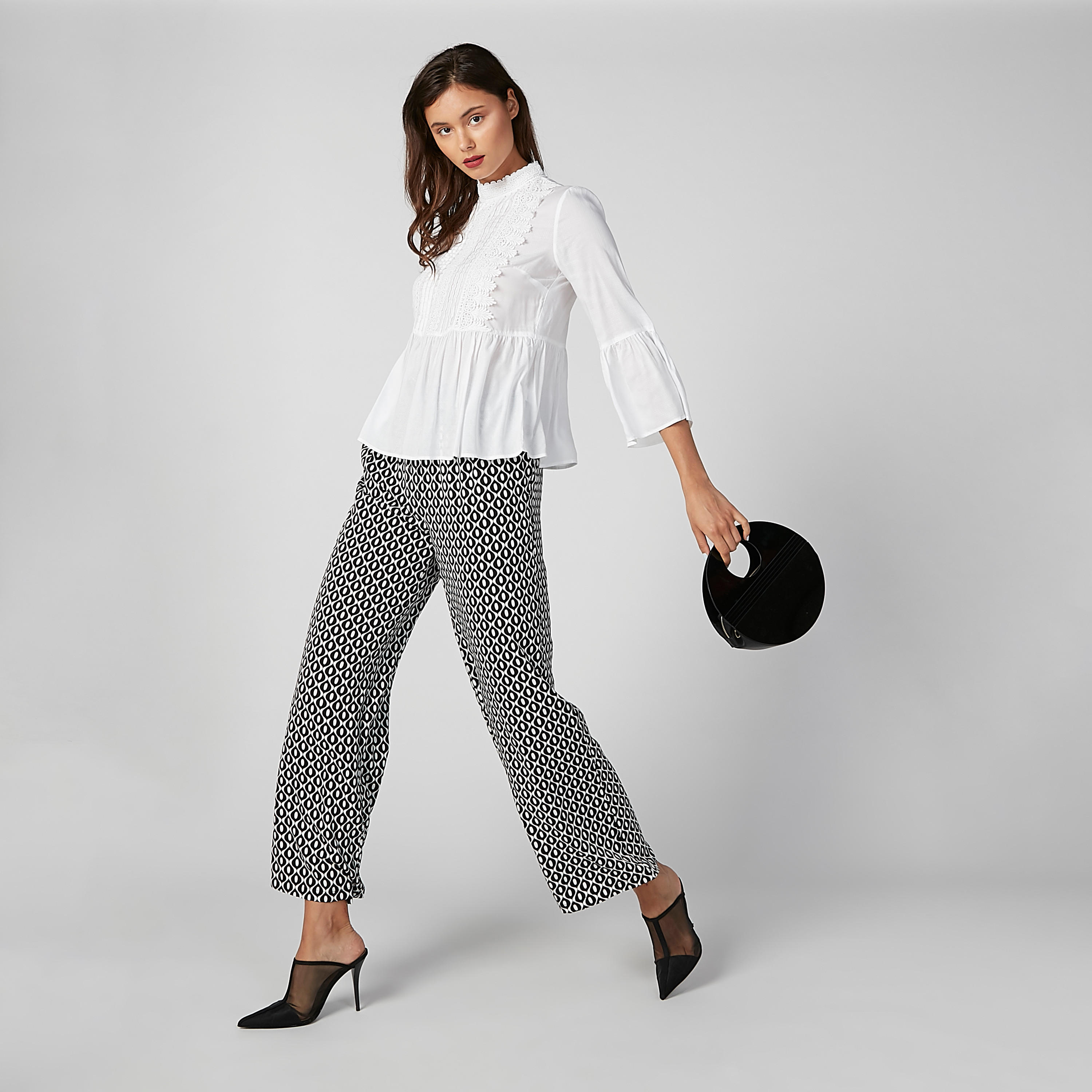 بلوزة بياقة عالية وأكمام 3/4 وتفاصيل دانتيل-women-clothing-shirtsandblouses-blouses-image-1