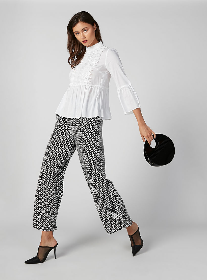 بلوزة بياقة عالية وأكمام 3/4 وتفاصيل دانتيل-women-clothing-shirtsandblouses-blouses-image-1