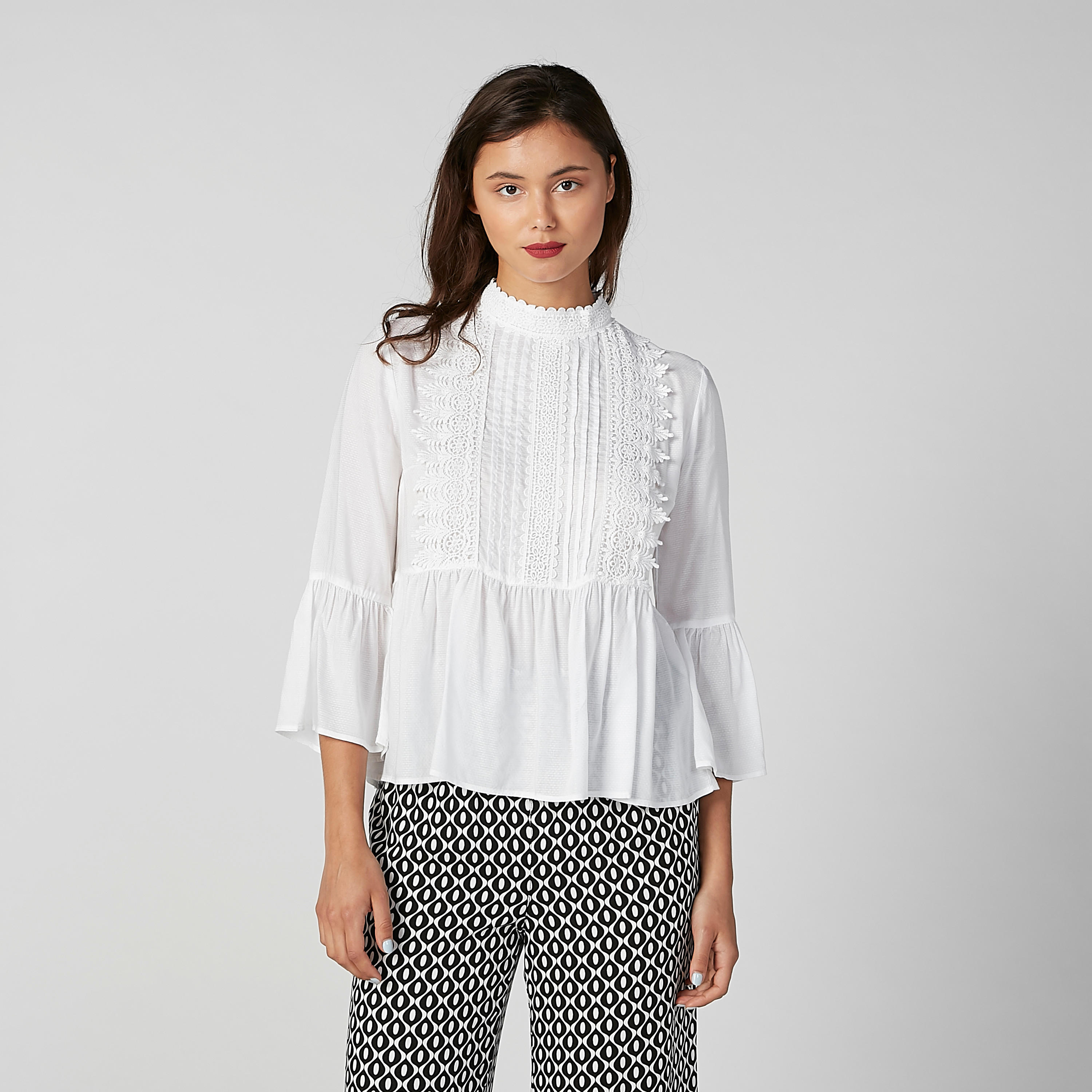 بلوزة بياقة عالية وأكمام 3/4 وتفاصيل دانتيل-women-clothing-shirtsandblouses-blouses-image-2