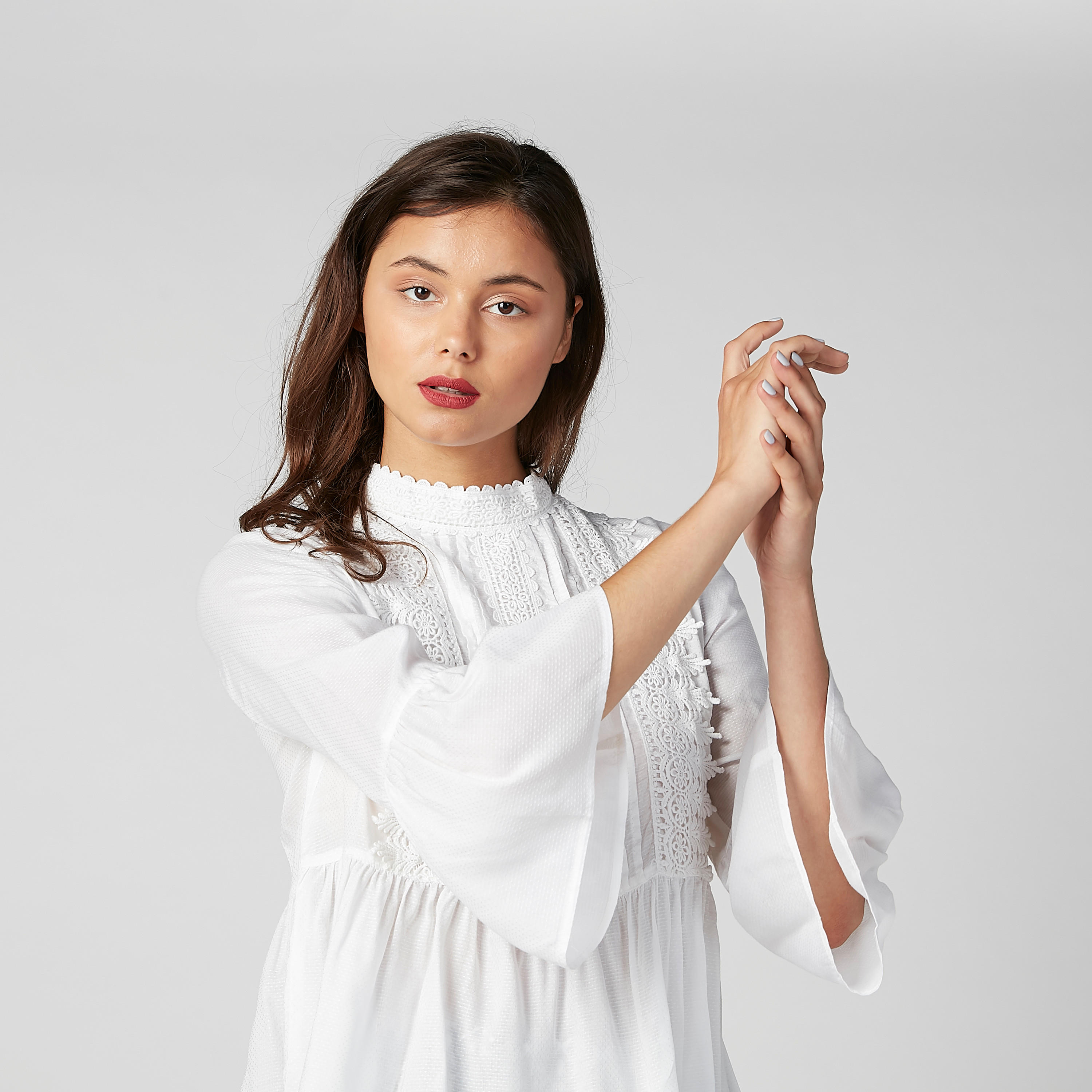 بلوزة بياقة عالية وأكمام 3/4 وتفاصيل دانتيل-women-clothing-shirtsandblouses-blouses-image-5