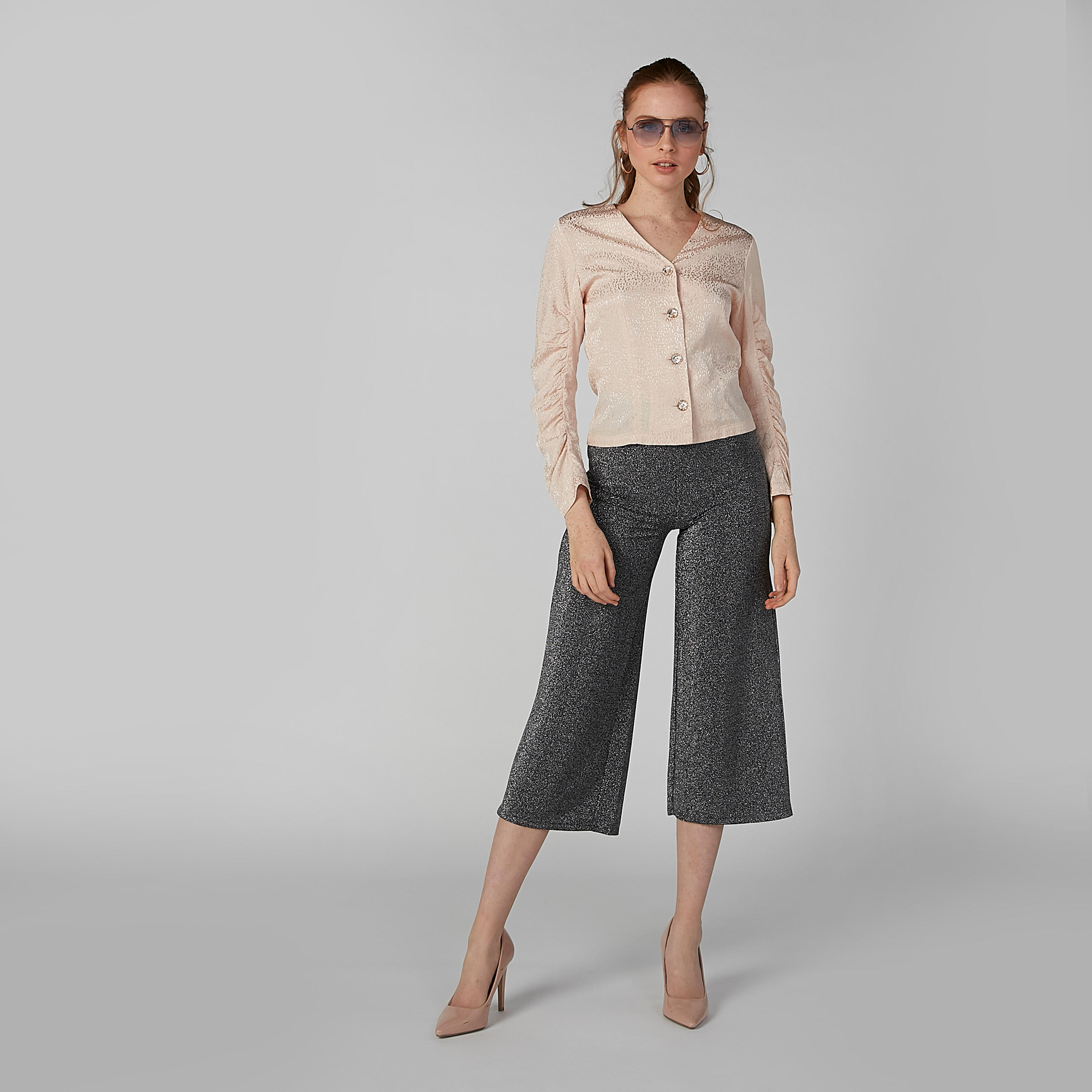 بنطال واسع الساقين بارز الملمس بخصر مطّاطي-women-clothing-bottoms-trousers-image-2