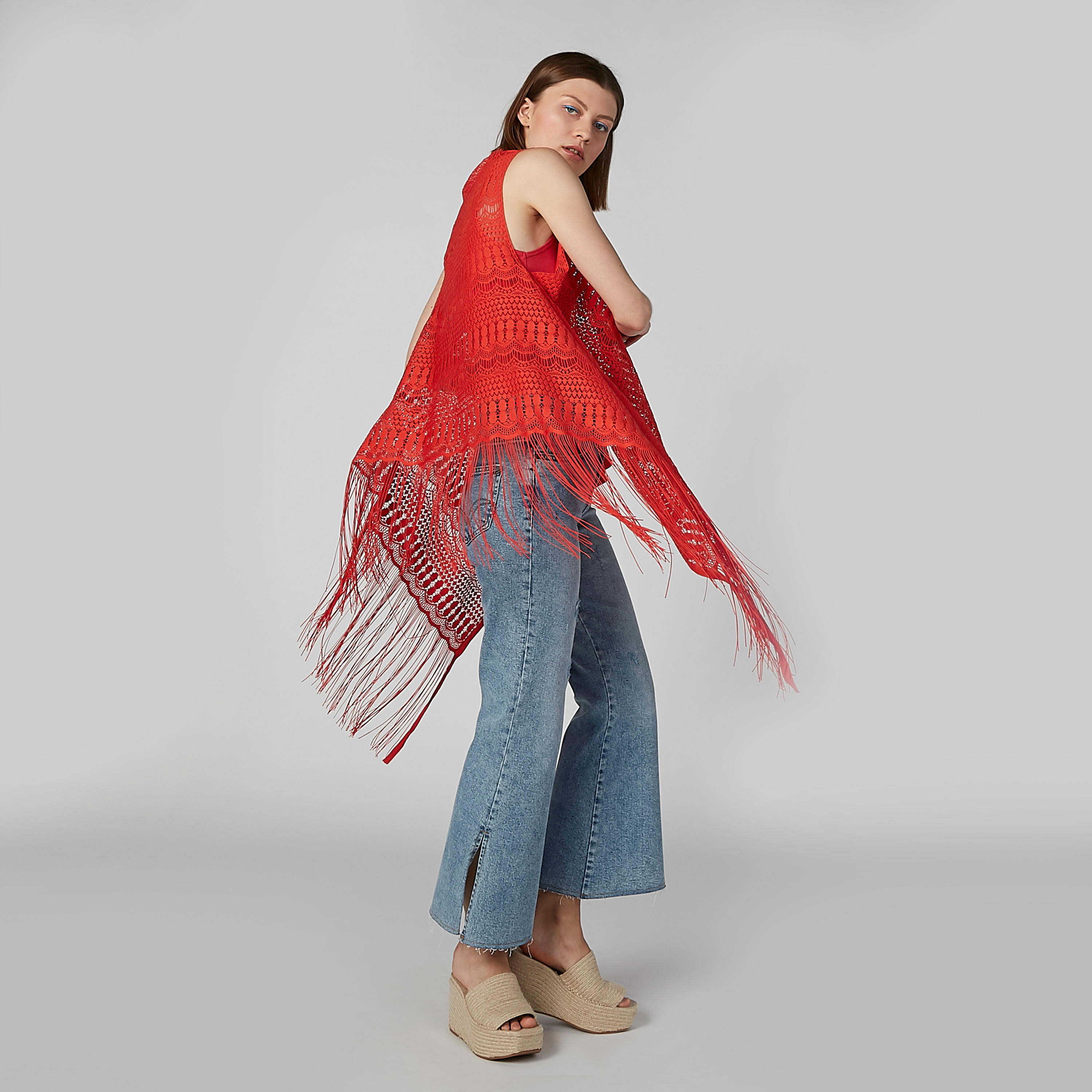 سترة طويلة بارزة الملمس دون أكمام بحوّاف شراشيب-women-winterwear-cardigansandjumpers-cardigans-image-5