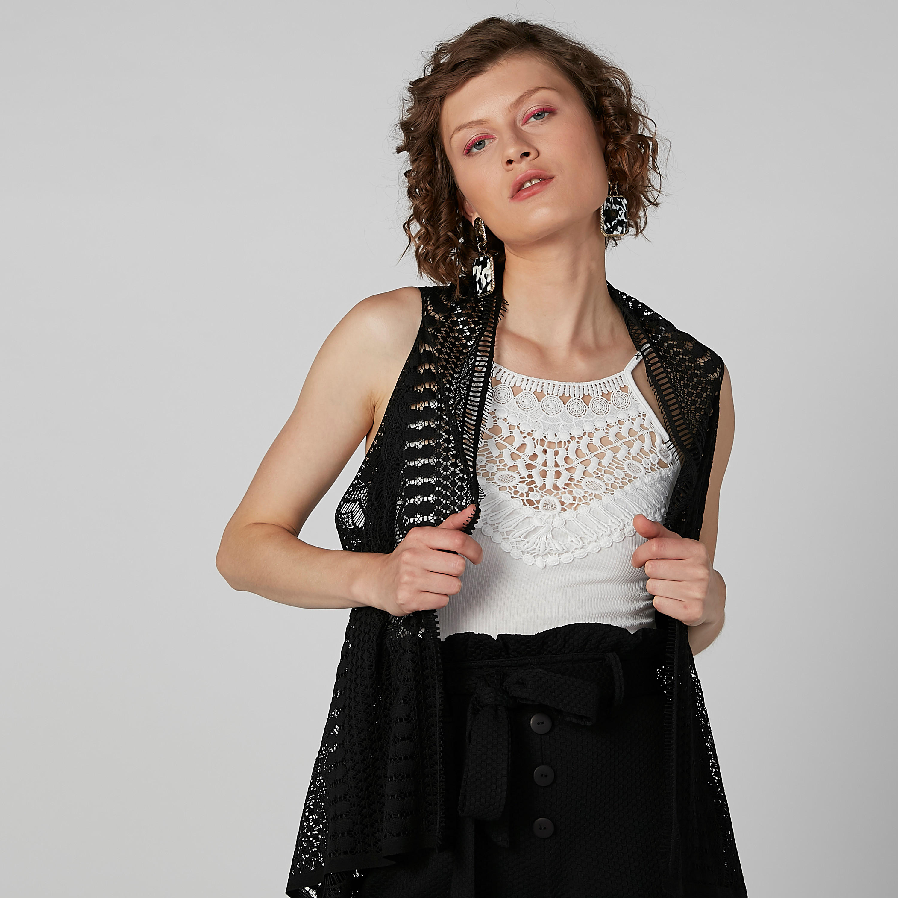 سترة واسعة دون أكمام بشرّابات-women-winterwear-cardigansandjumpers-cardigans-image-4