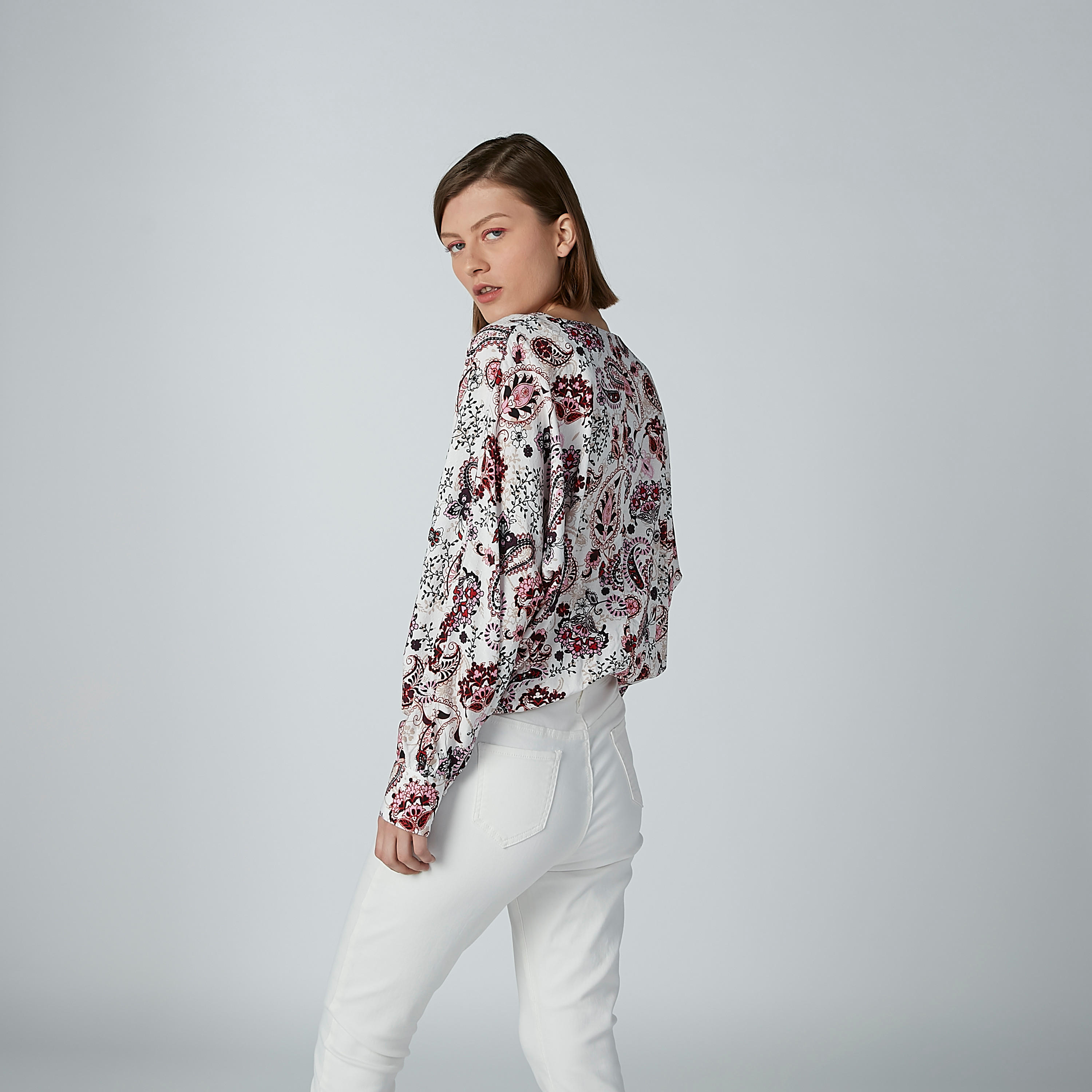 بلوزة بياقة V وأكمام طويلة وطبعات بيزلي-women-clothing-shirtsandblouses-blouses-image-4
