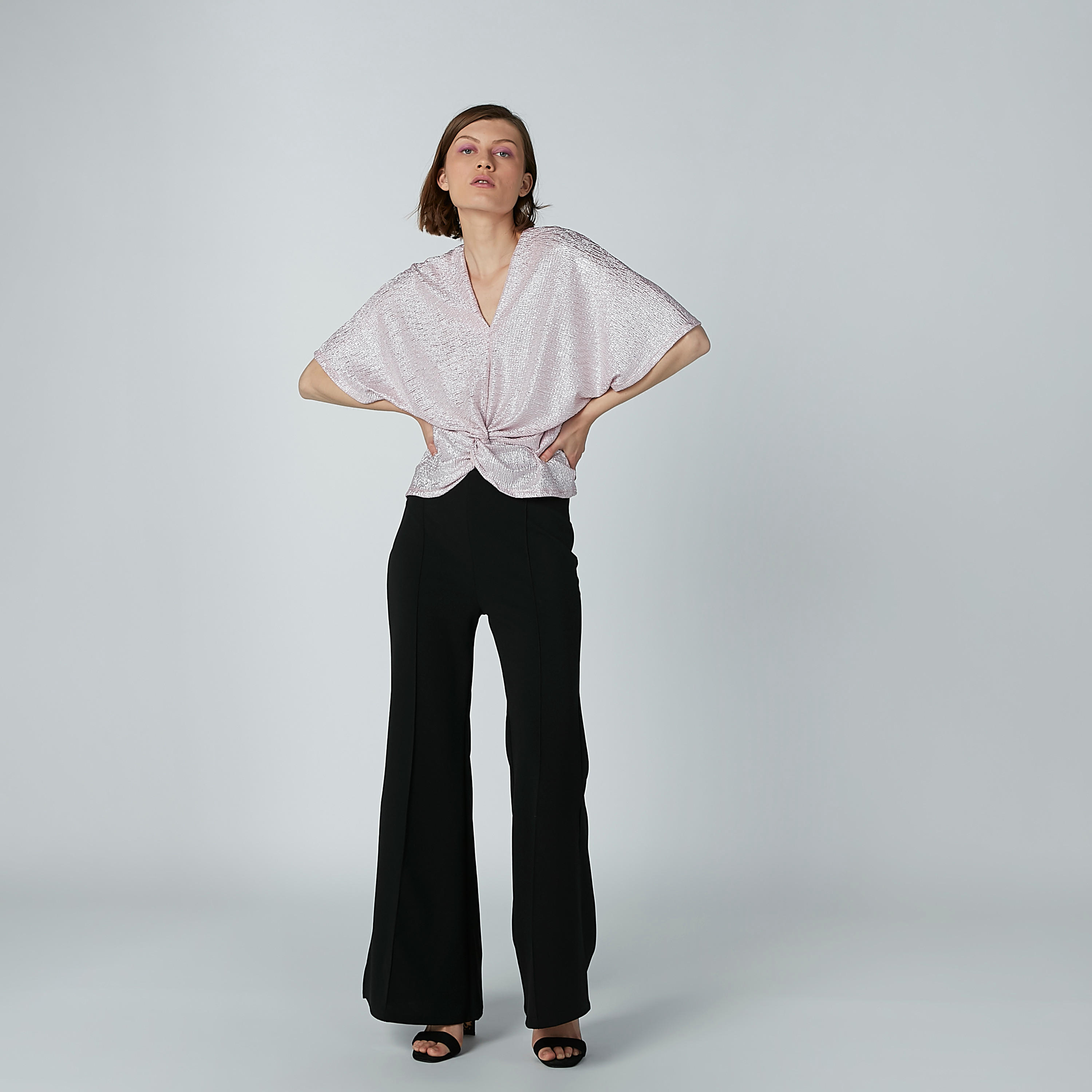 بلوزة بياقة V-women-clothing-shirtsandblouses-blouses-image-1