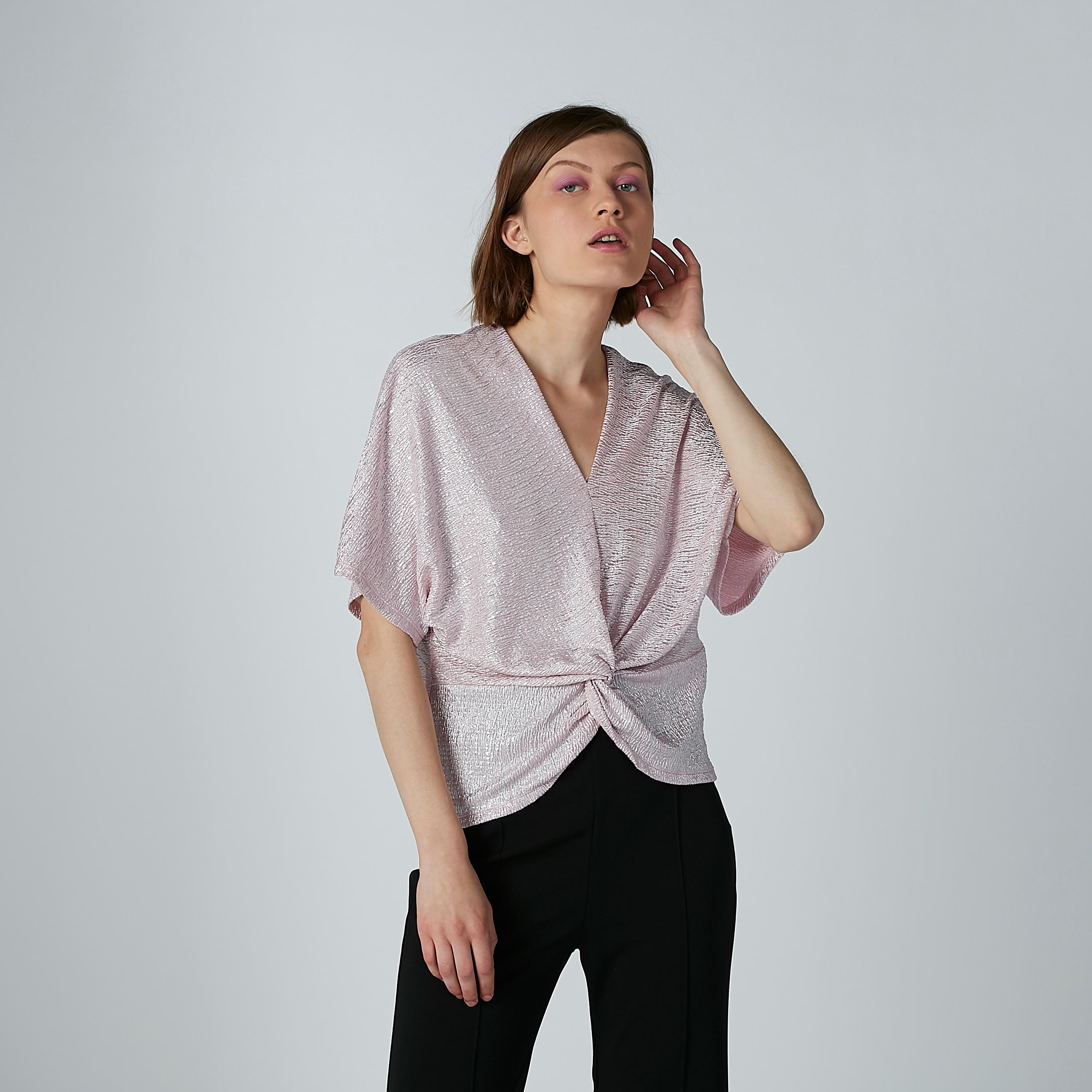 بلوزة بياقة V-women-clothing-shirtsandblouses-blouses-image-3