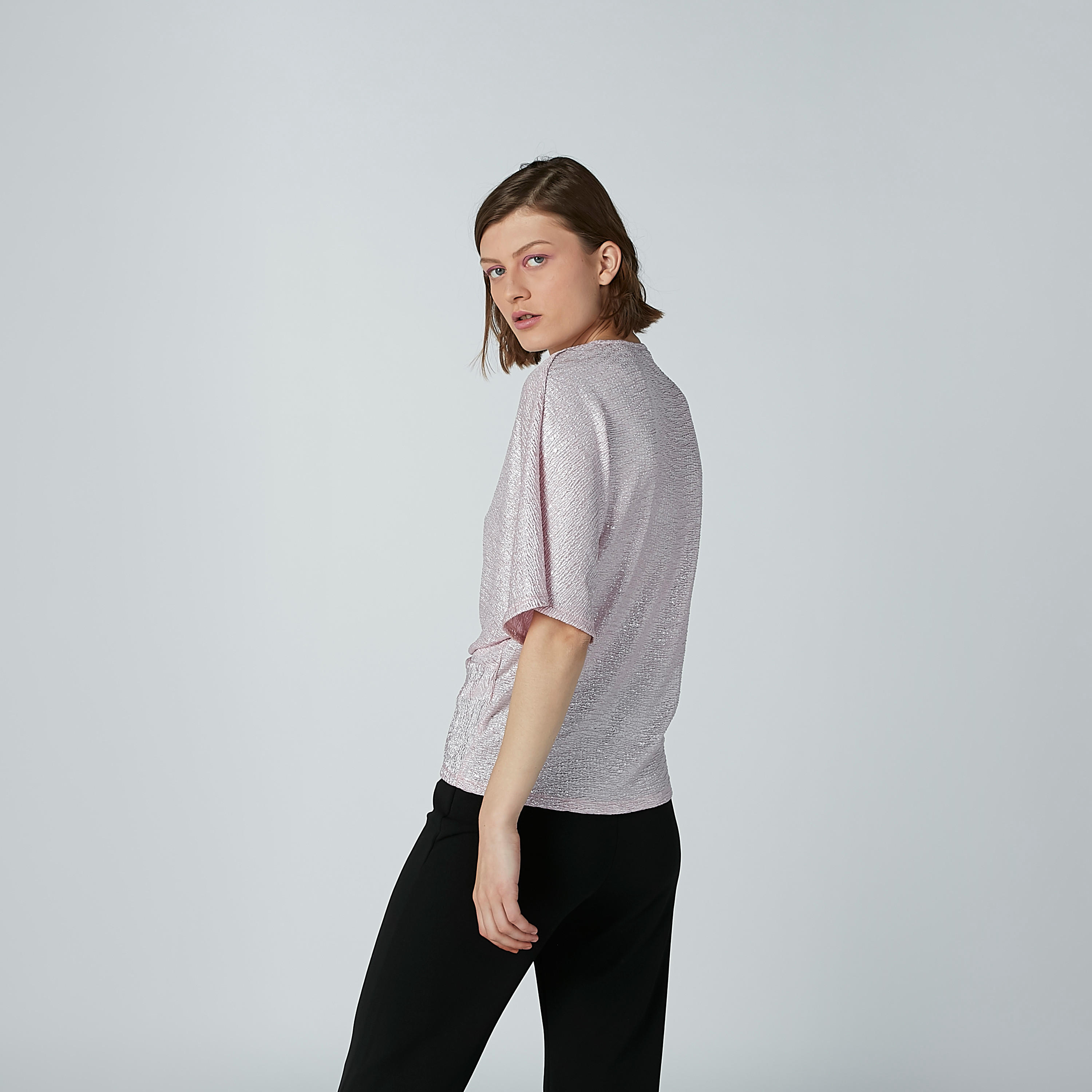 بلوزة بياقة V-women-clothing-shirtsandblouses-blouses-image-4