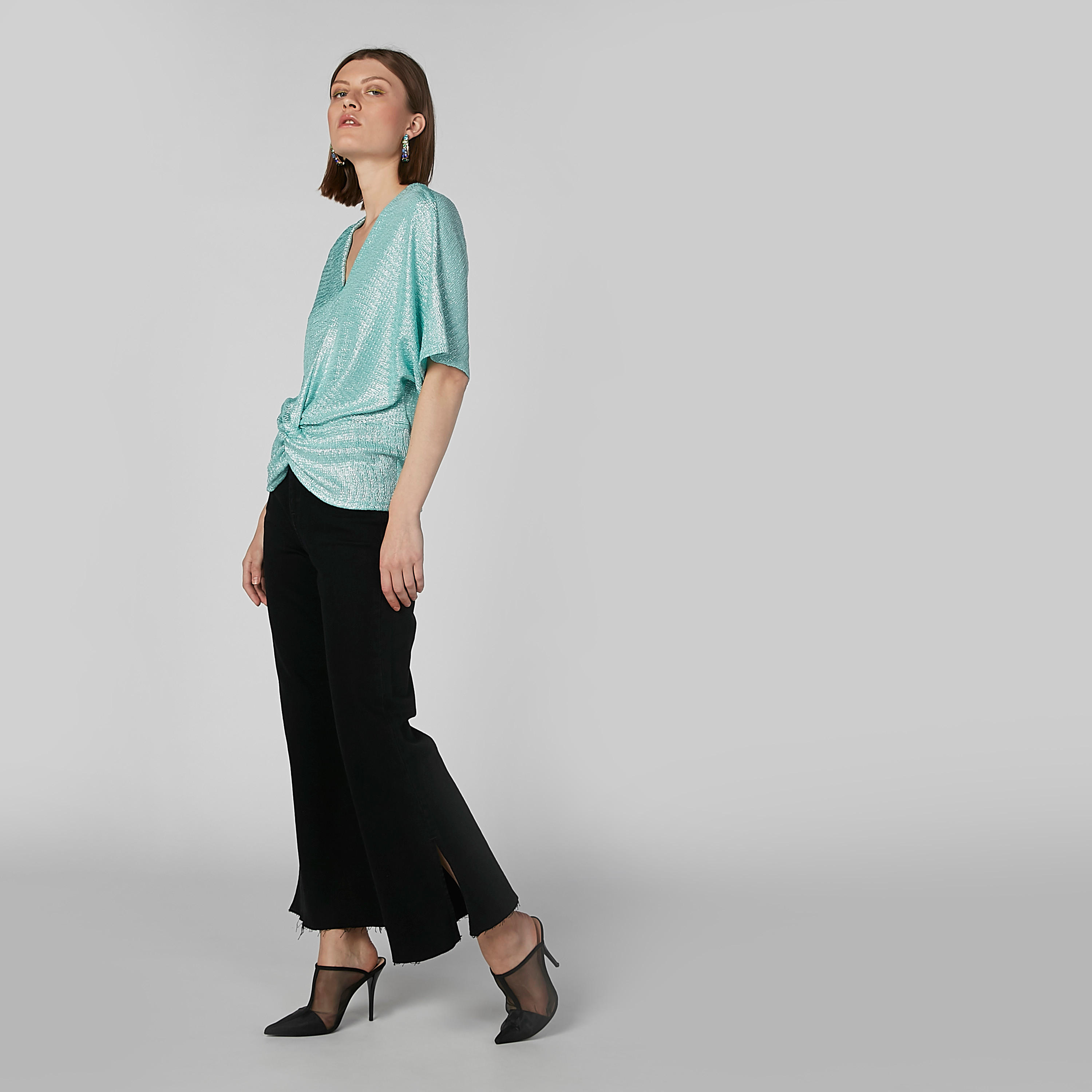 بلوزة بارزة الملمس بياقة V وأكمام قصيرة-women-clothing-shirtsandblouses-blouses-image-2