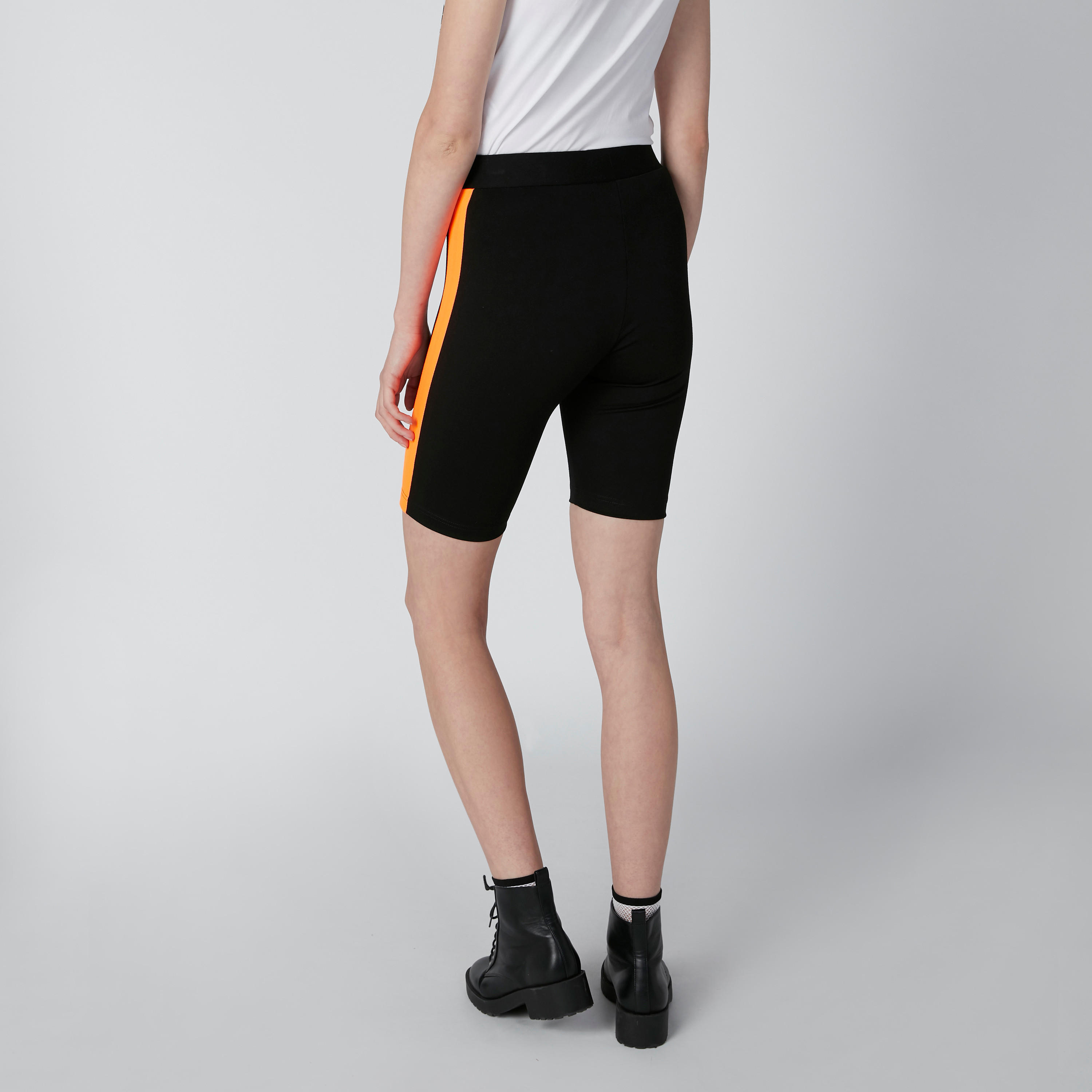 شورت بقصّة سكيني وشريطة-women-clothing-bottoms-shorts-image-2