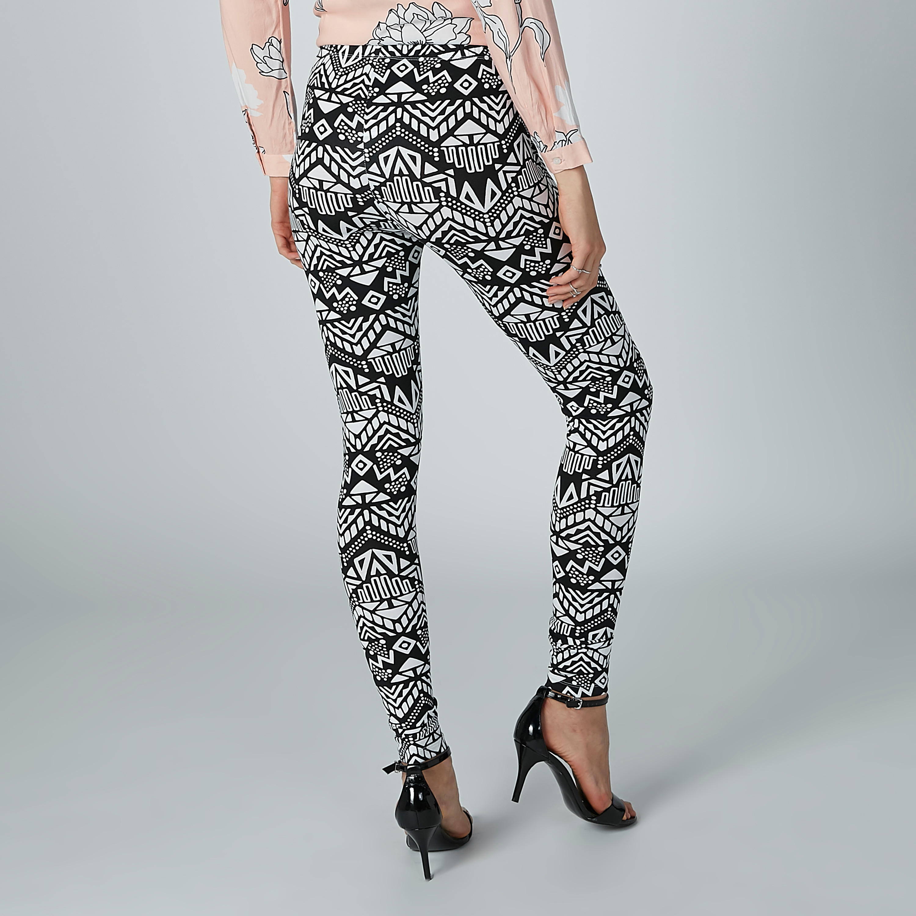 بنطال بقصّة ضيقة وخصر مطّاطي وطبعات-women-clothing-bottoms-leggings-image-4