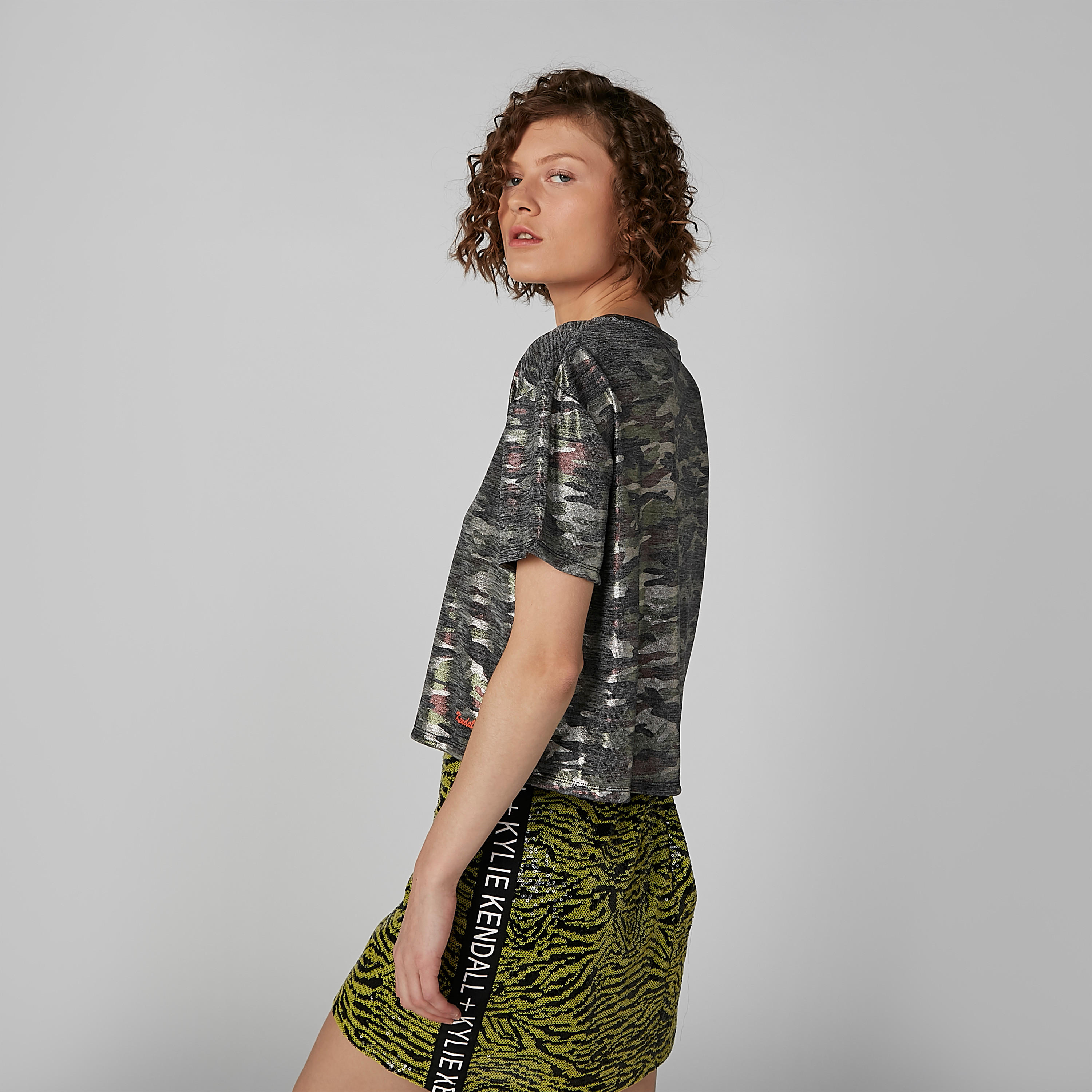 بلوزة بياقة مستديرة وأكمام قصيرة وطبعات كامو-women-clothing-tshirts-image-1