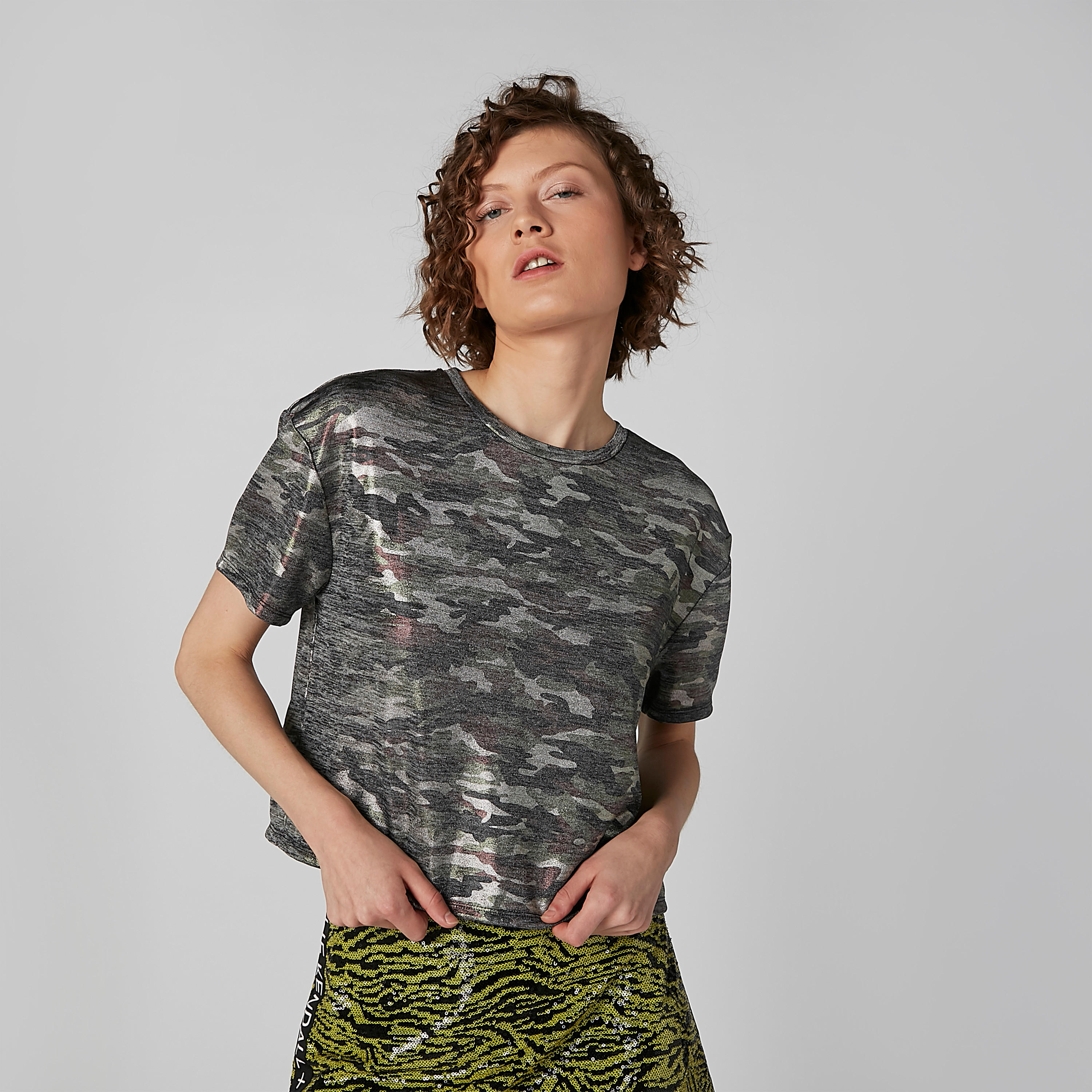 بلوزة بياقة مستديرة وأكمام قصيرة وطبعات كامو-women-clothing-tshirts-image-2