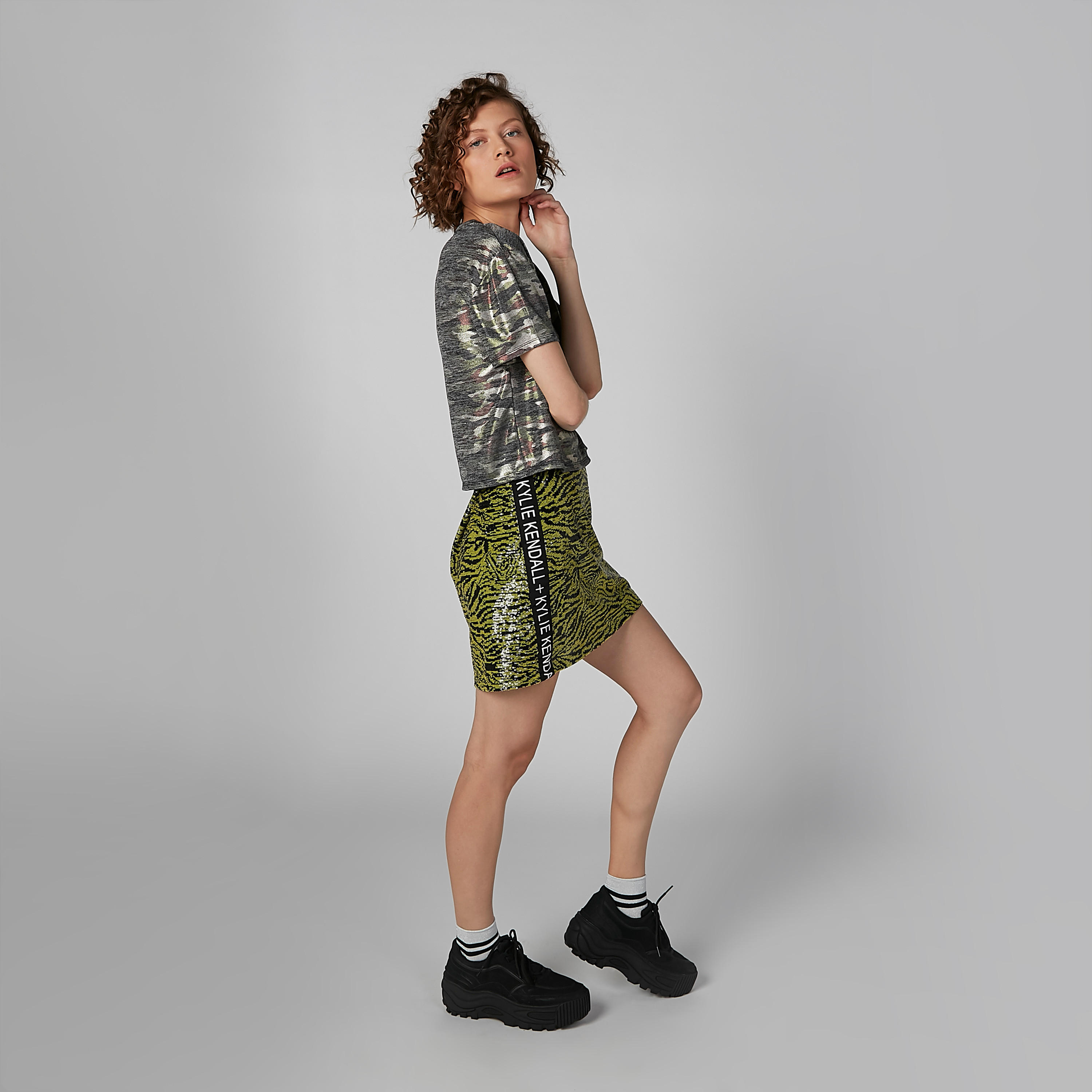 بلوزة بياقة مستديرة وأكمام قصيرة وطبعات كامو-women-clothing-tshirts-image-3