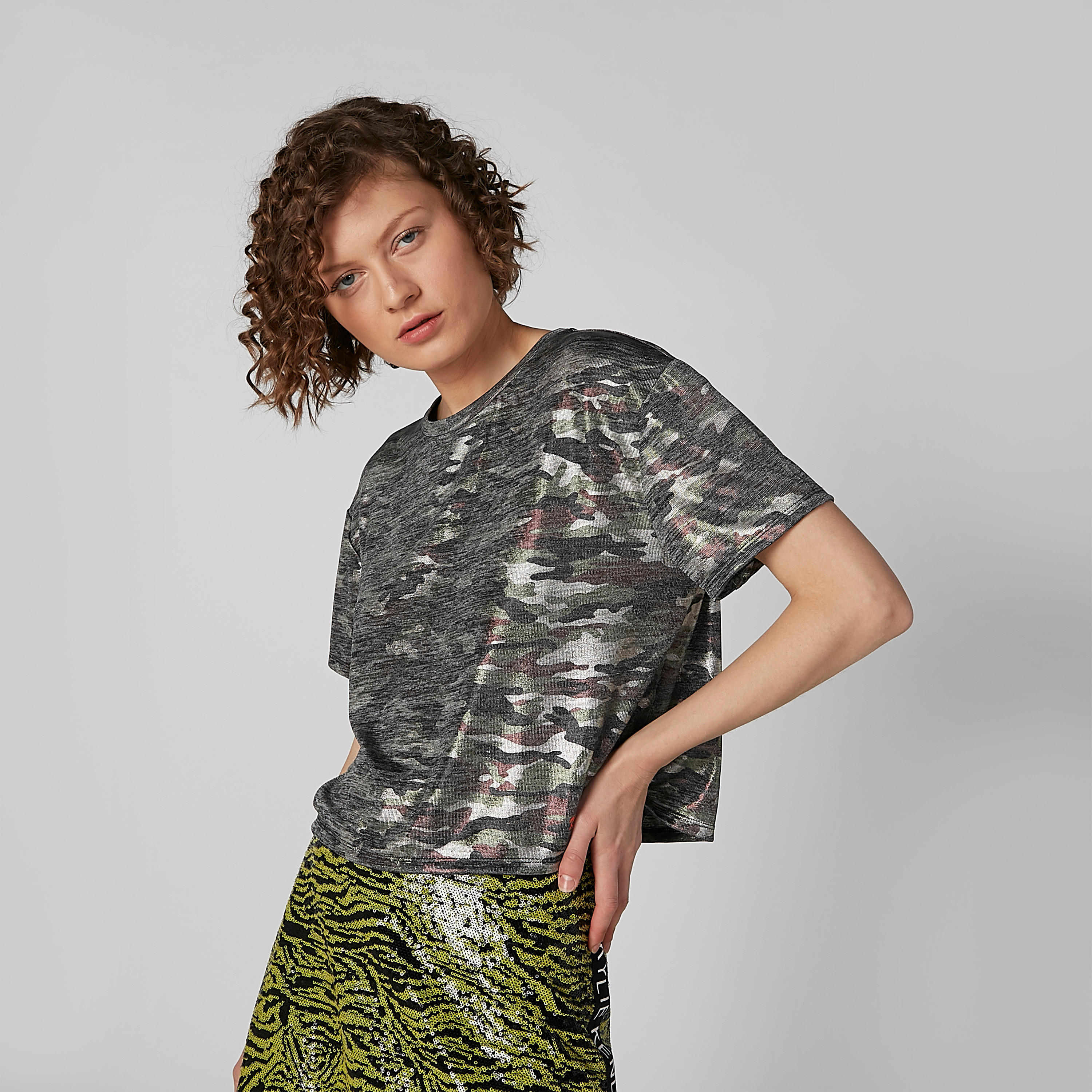 بلوزة بياقة مستديرة وأكمام قصيرة وطبعات كامو-women-clothing-tshirts-image-4