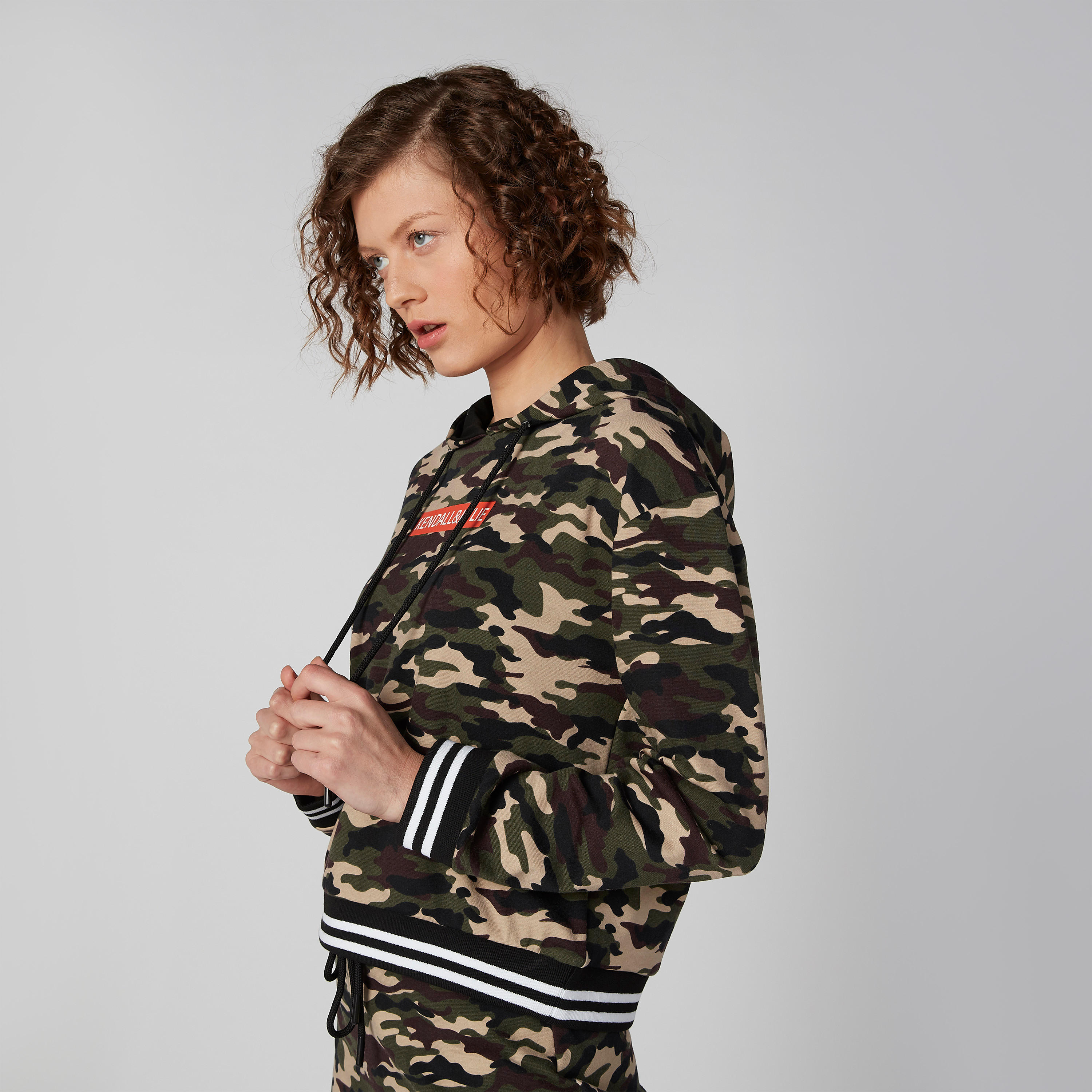 سويت شيرت بقبّعة برباط وأكمام طويلة وطبعات كامو-women-winterwear-hoodiesandsweatshirts-sweatshirts-image-1