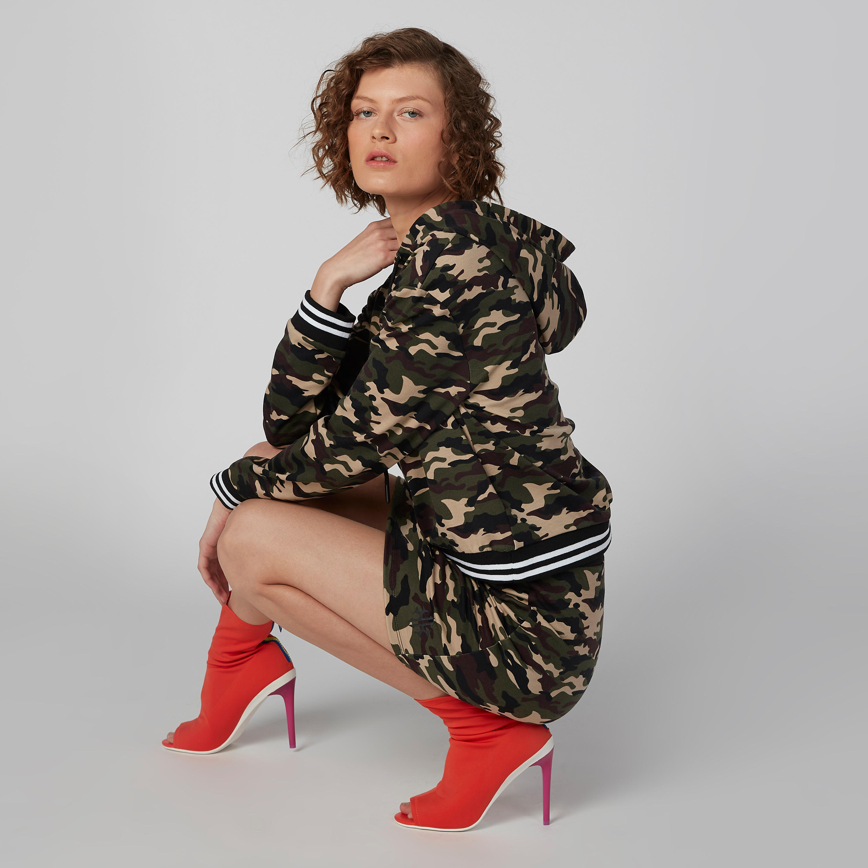 سويت شيرت بقبّعة برباط وأكمام طويلة وطبعات كامو-women-winterwear-hoodiesandsweatshirts-sweatshirts-image-2