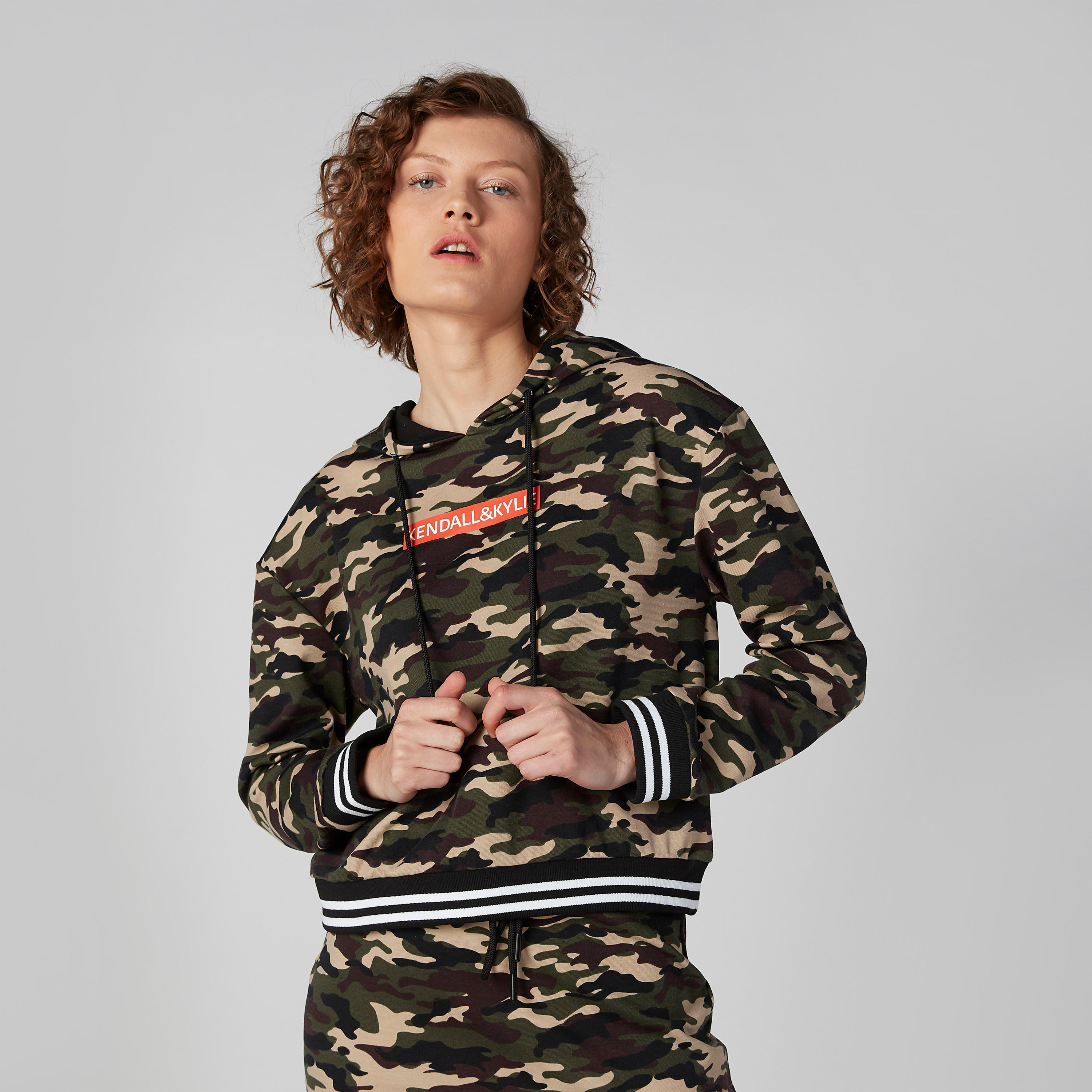 سويت شيرت بقبّعة برباط وأكمام طويلة وطبعات كامو-women-winterwear-hoodiesandsweatshirts-sweatshirts-image-3