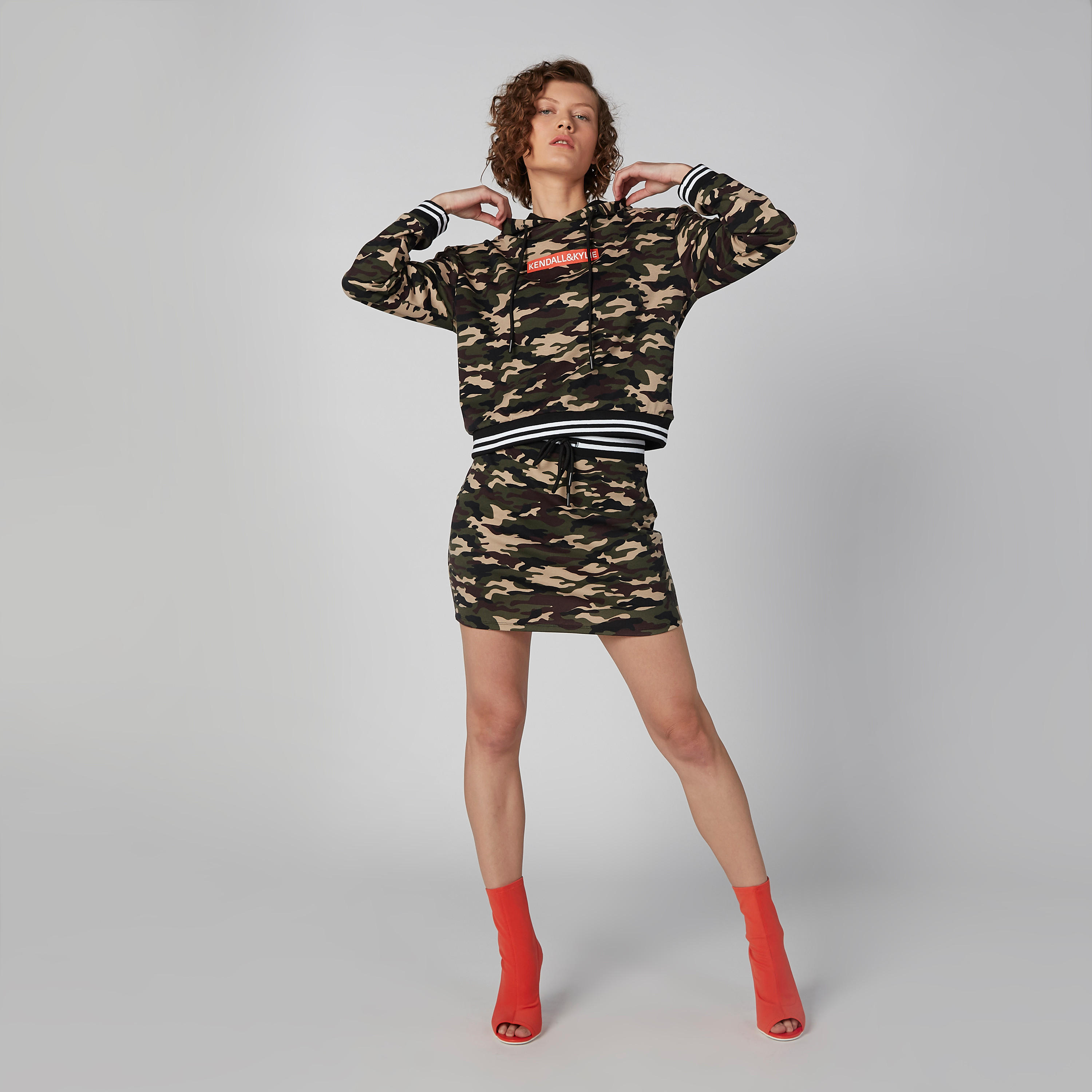 سويت شيرت بقبّعة برباط وأكمام طويلة وطبعات كامو-women-winterwear-hoodiesandsweatshirts-sweatshirts-image-4