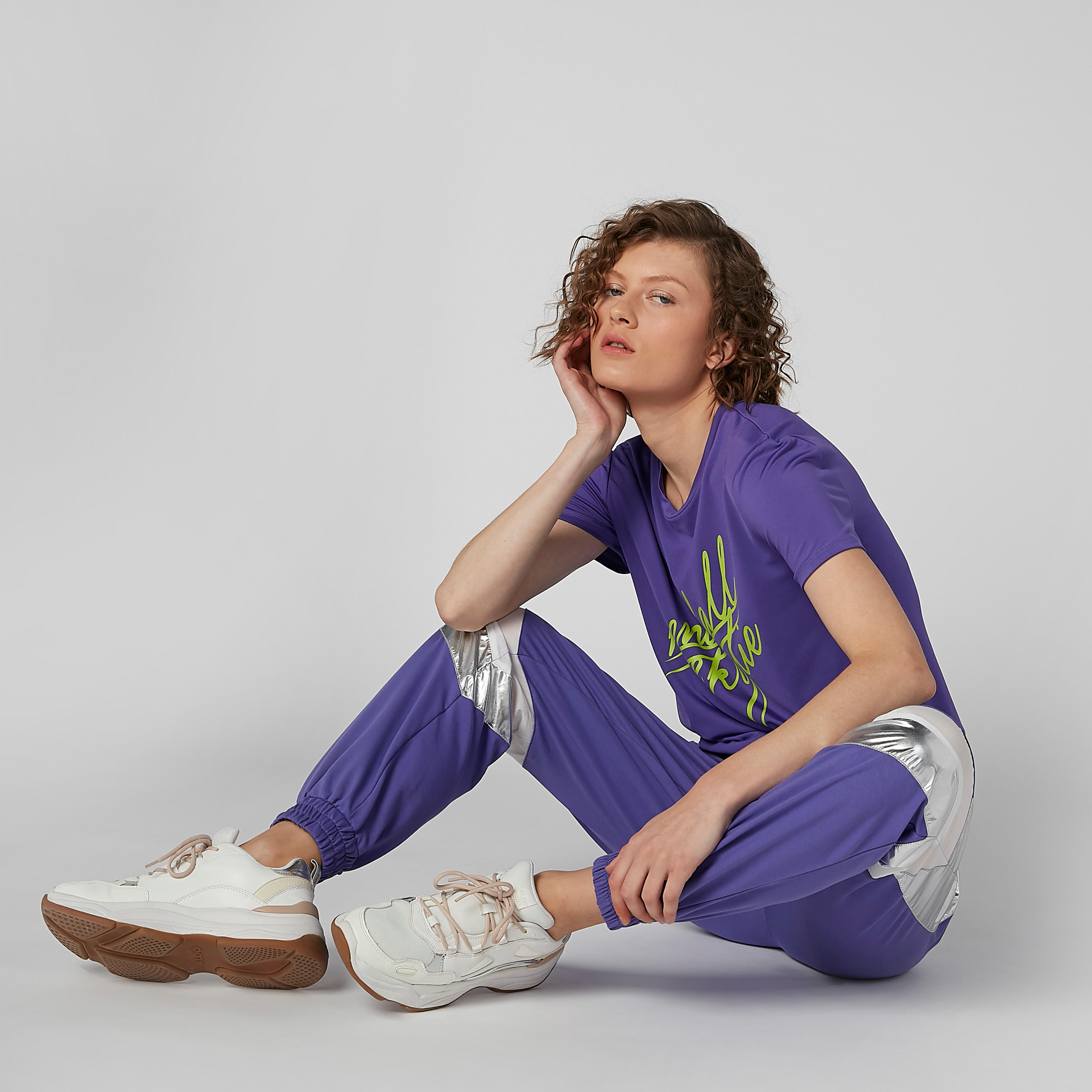 بلوزة بياقة مستديرة وأكمام كاب وطبعات نصيّة-women-clothing-tshirts-image-1