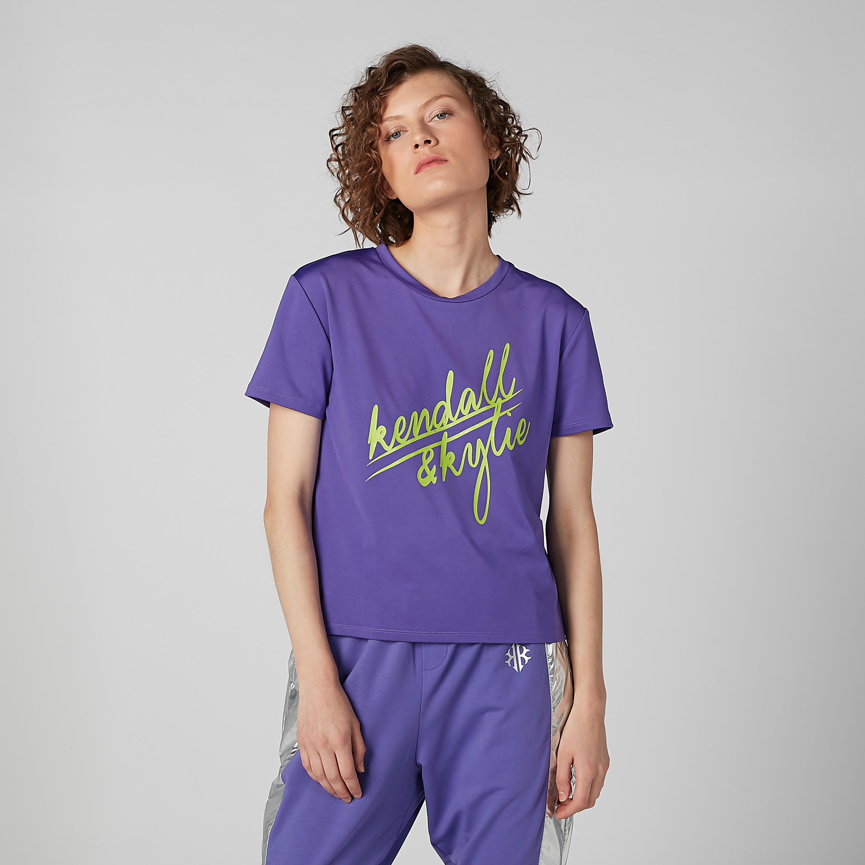 بلوزة بياقة مستديرة وأكمام كاب وطبعات نصيّة-women-clothing-tshirts-image-2
