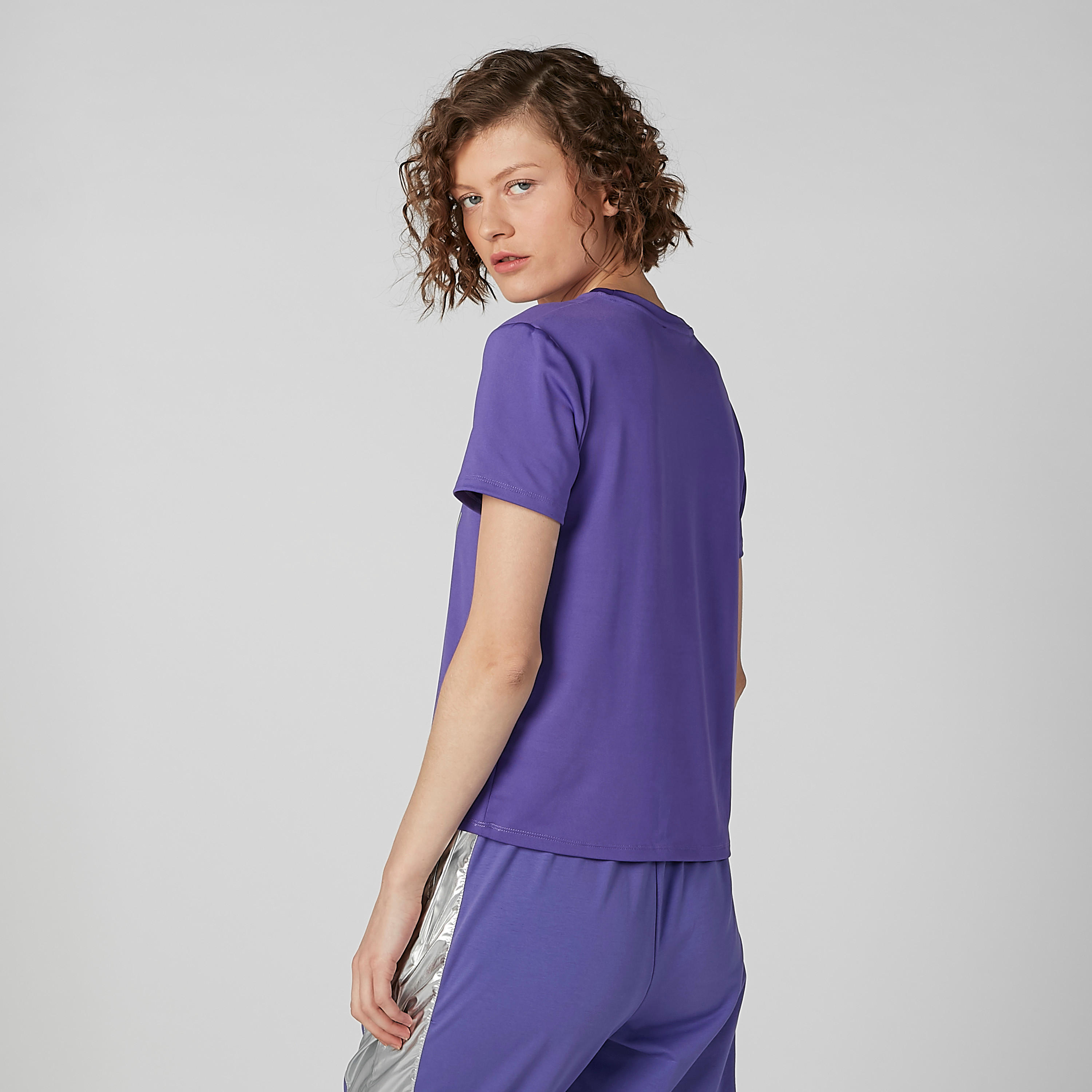 بلوزة بياقة مستديرة وأكمام كاب وطبعات نصيّة-women-clothing-tshirts-image-3