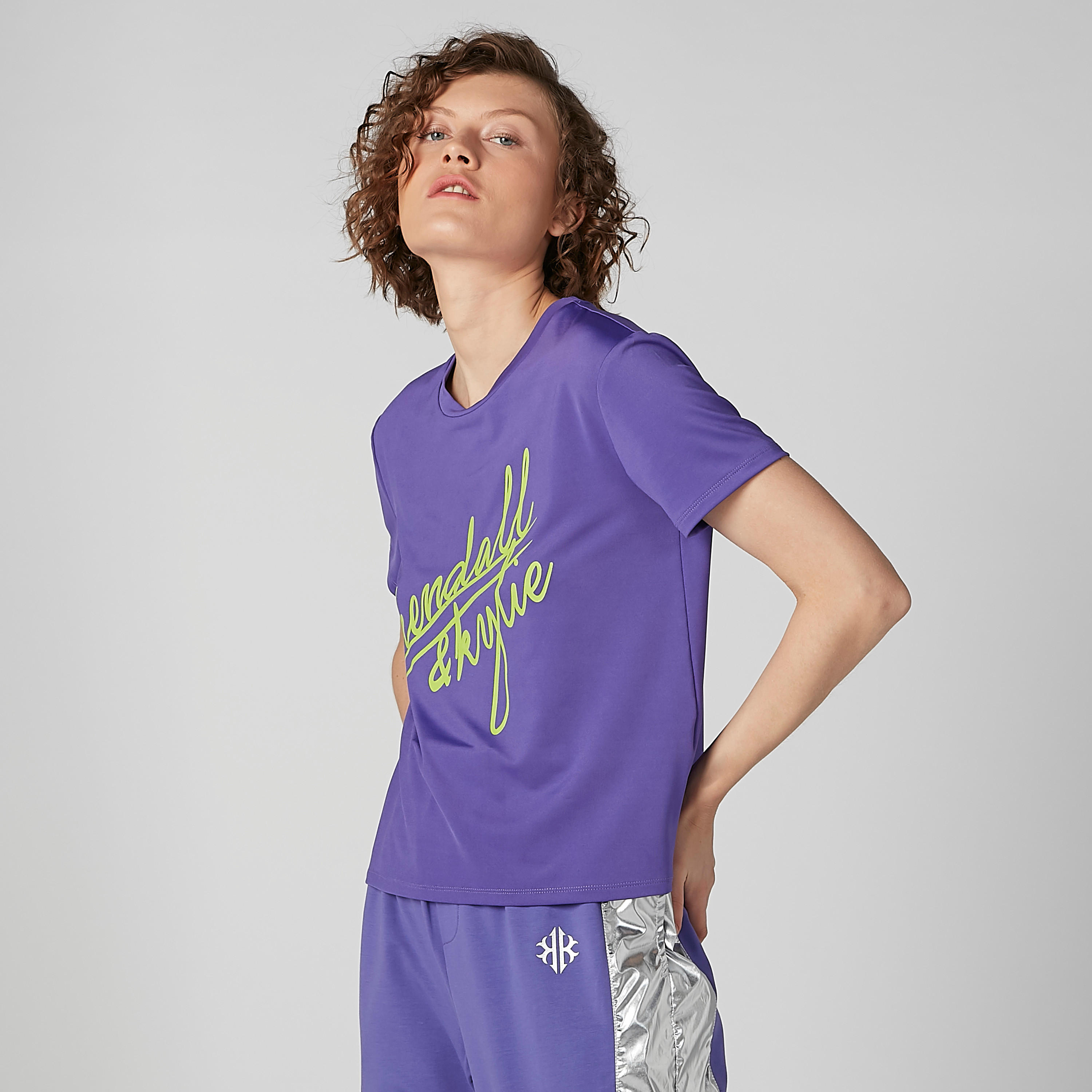 بلوزة بياقة مستديرة وأكمام كاب وطبعات نصيّة-women-clothing-tshirts-image-4
