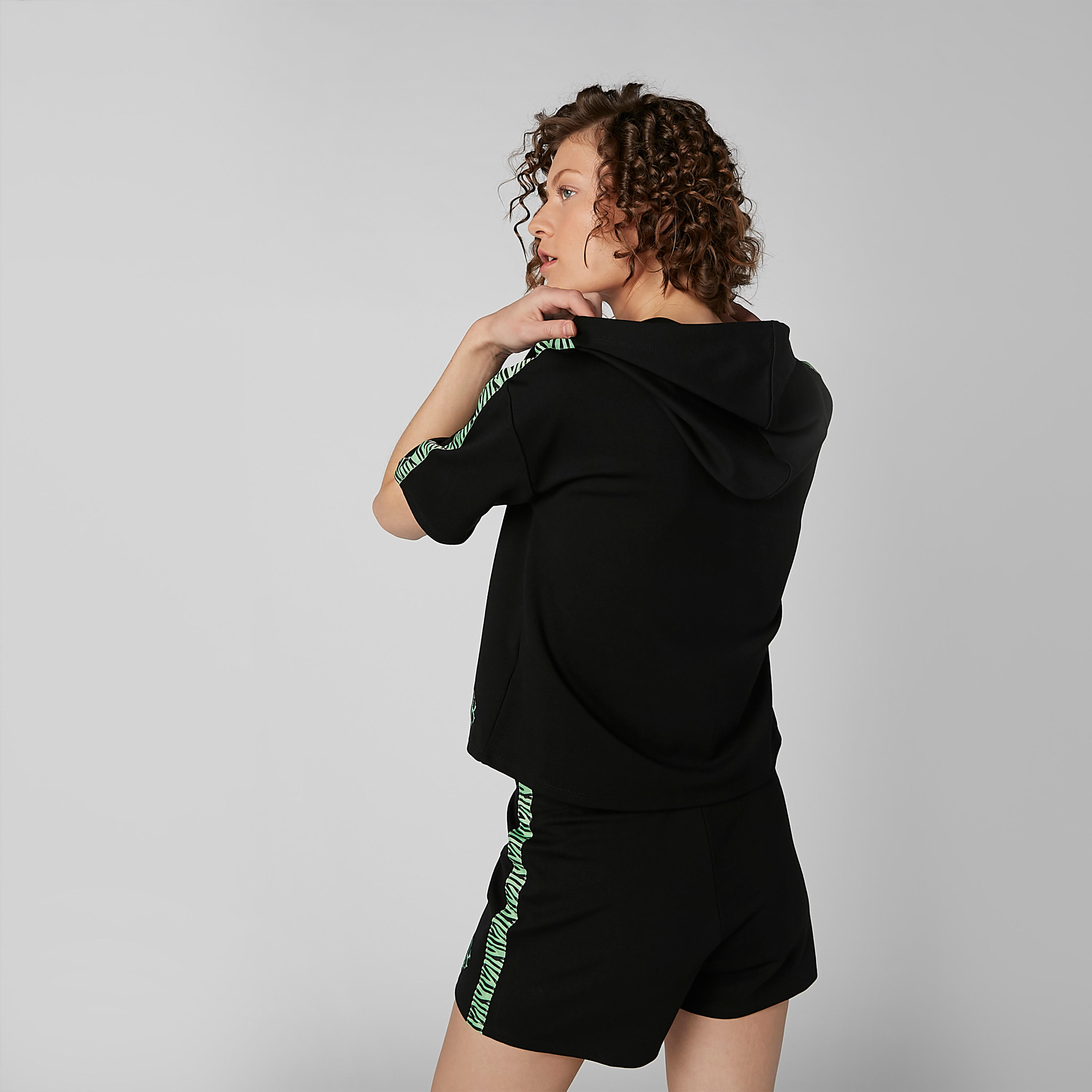 هودي بأكمام قصيرة وشريط جانبي-women-winterwear-hoodiesandsweatshirts-hoodies-image-4