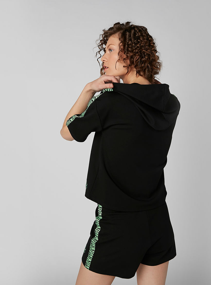 هودي بأكمام قصيرة وشريط جانبي-women-winterwear-hoodiesandsweatshirts-hoodies-image-4