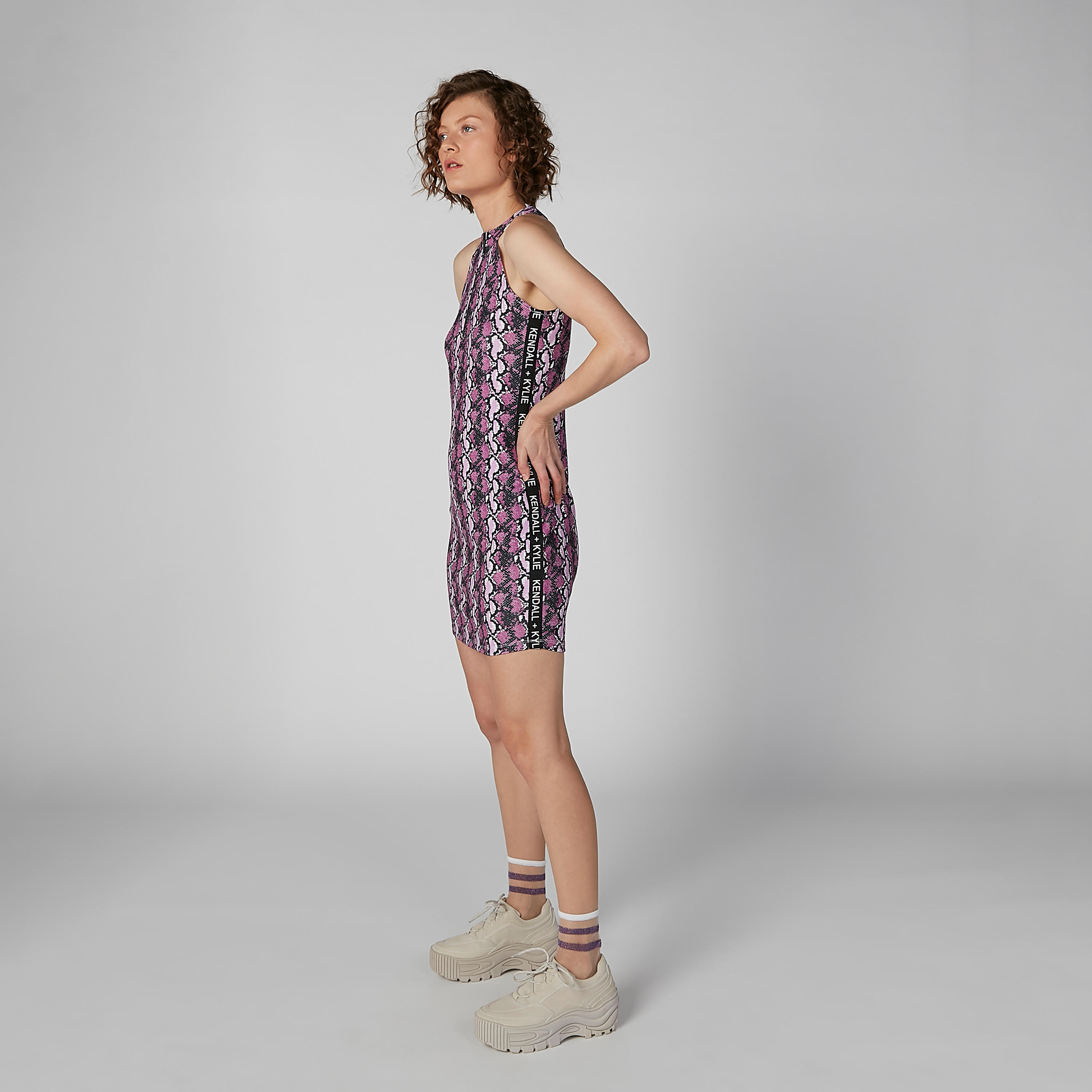 فستان بقصّة ضيّقة وياقة عالية وطبعات حيوانات-women-clothing-dresses-image-2