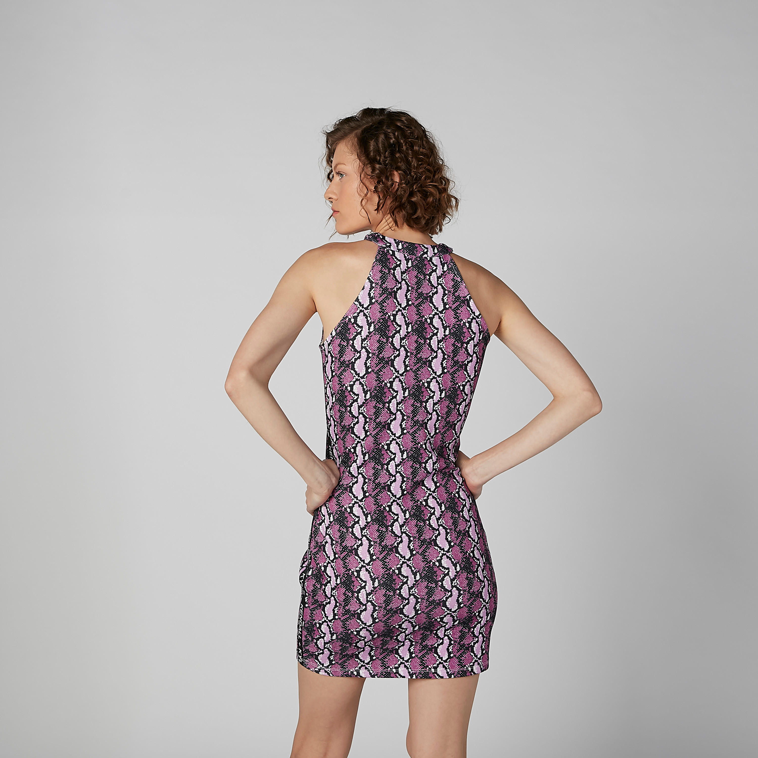 فستان بقصّة ضيّقة وياقة عالية وطبعات حيوانات-women-clothing-dresses-image-4