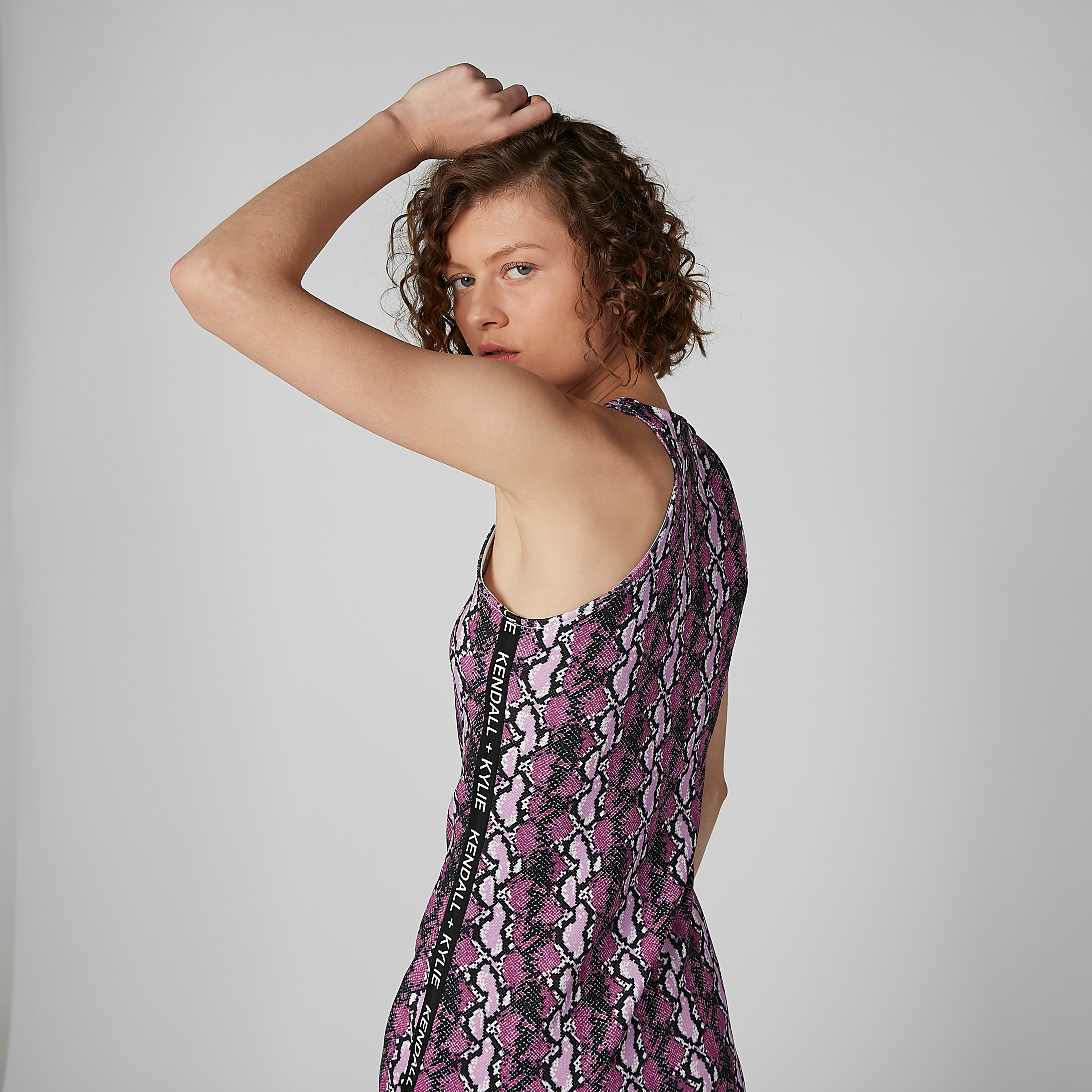 فستان بقصّة ضيّقة وياقة عالية وطبعات حيوانات-women-clothing-dresses-image-5