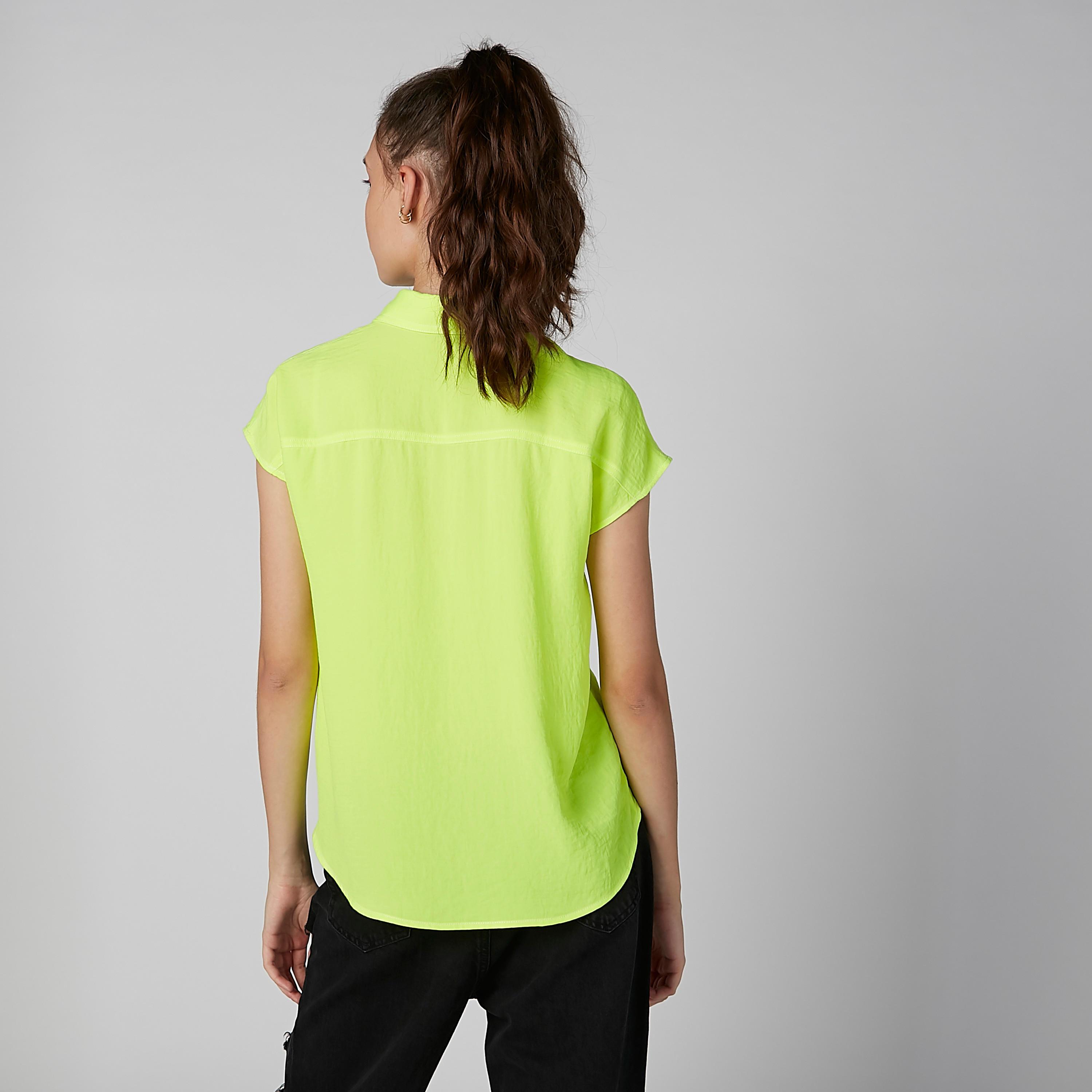 قميص سادة بأكمام كاب وجيب على الصدر-women-clothing-shirtsandblouses-blouses-image-2