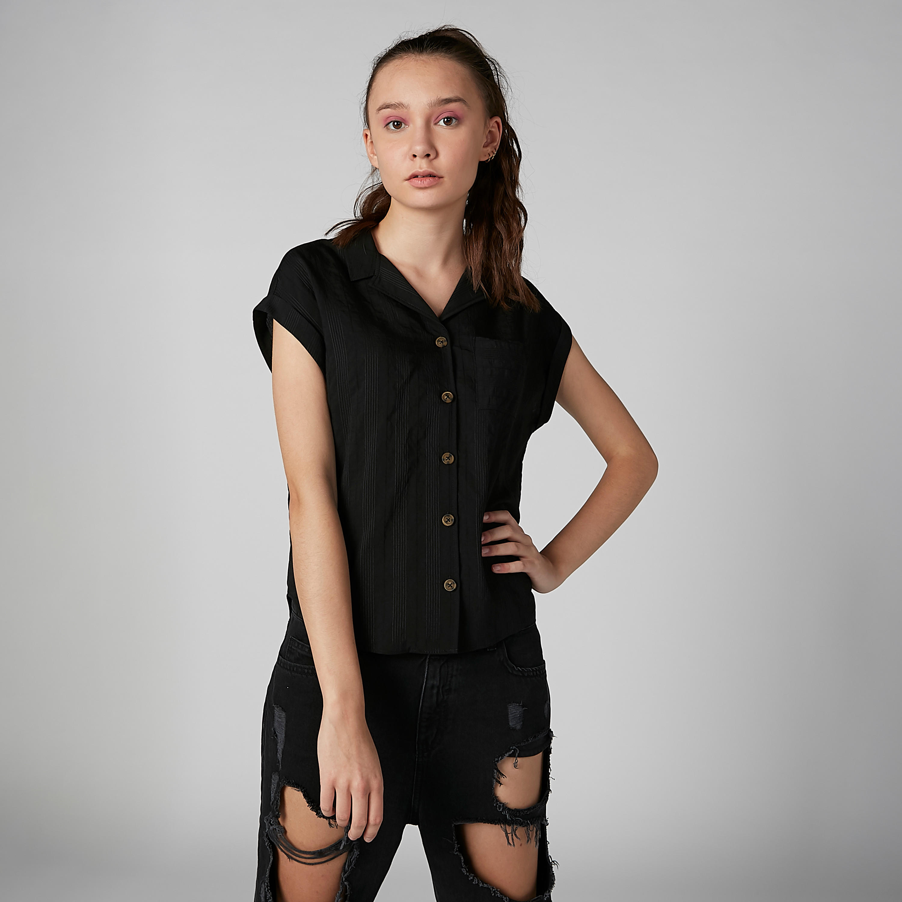 قميص مقلّم بياقة عادية وأكمام كاب-women-clothing-shirtsandblouses-shirts-image-1