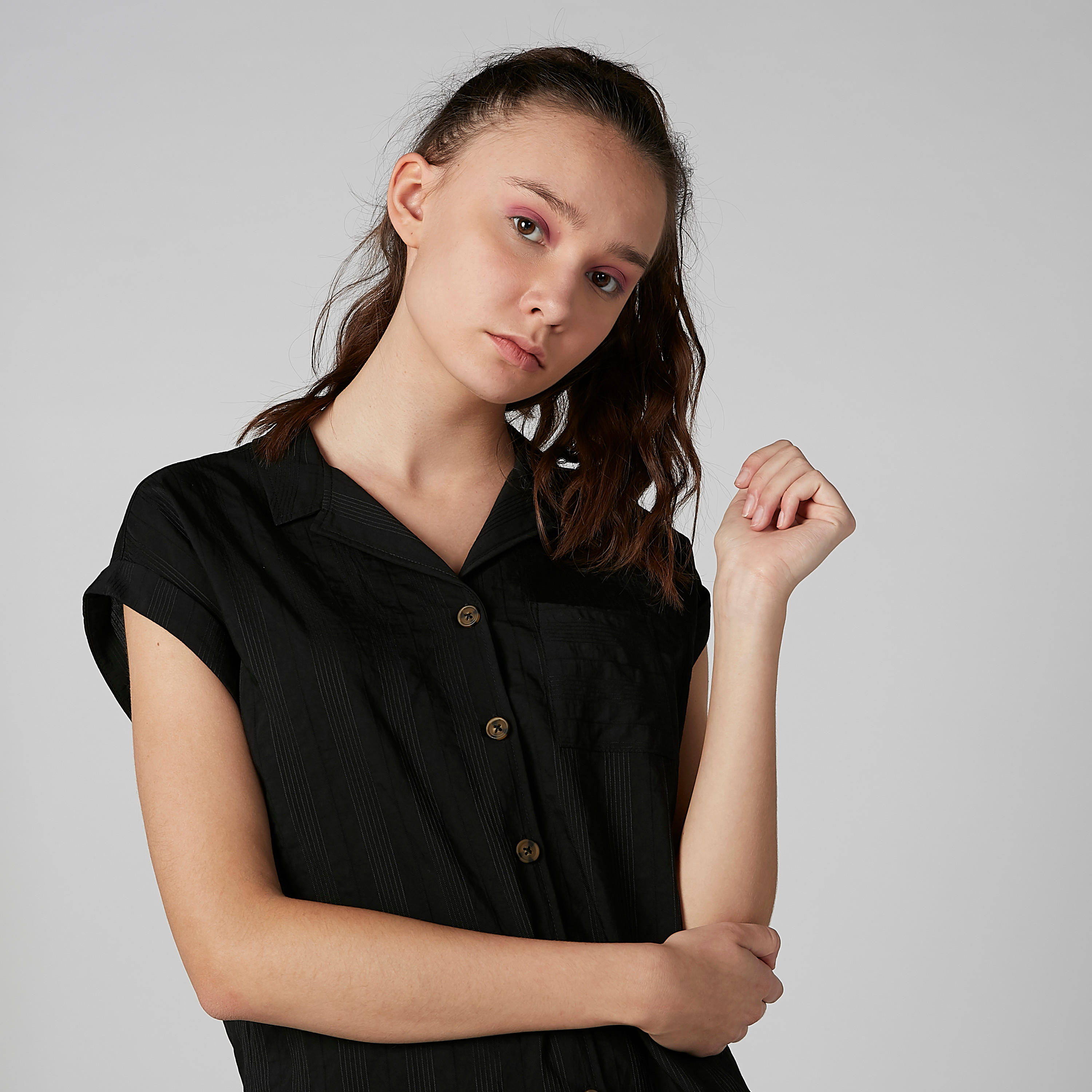 قميص مقلّم بياقة عادية وأكمام كاب-women-clothing-shirtsandblouses-shirts-image-4