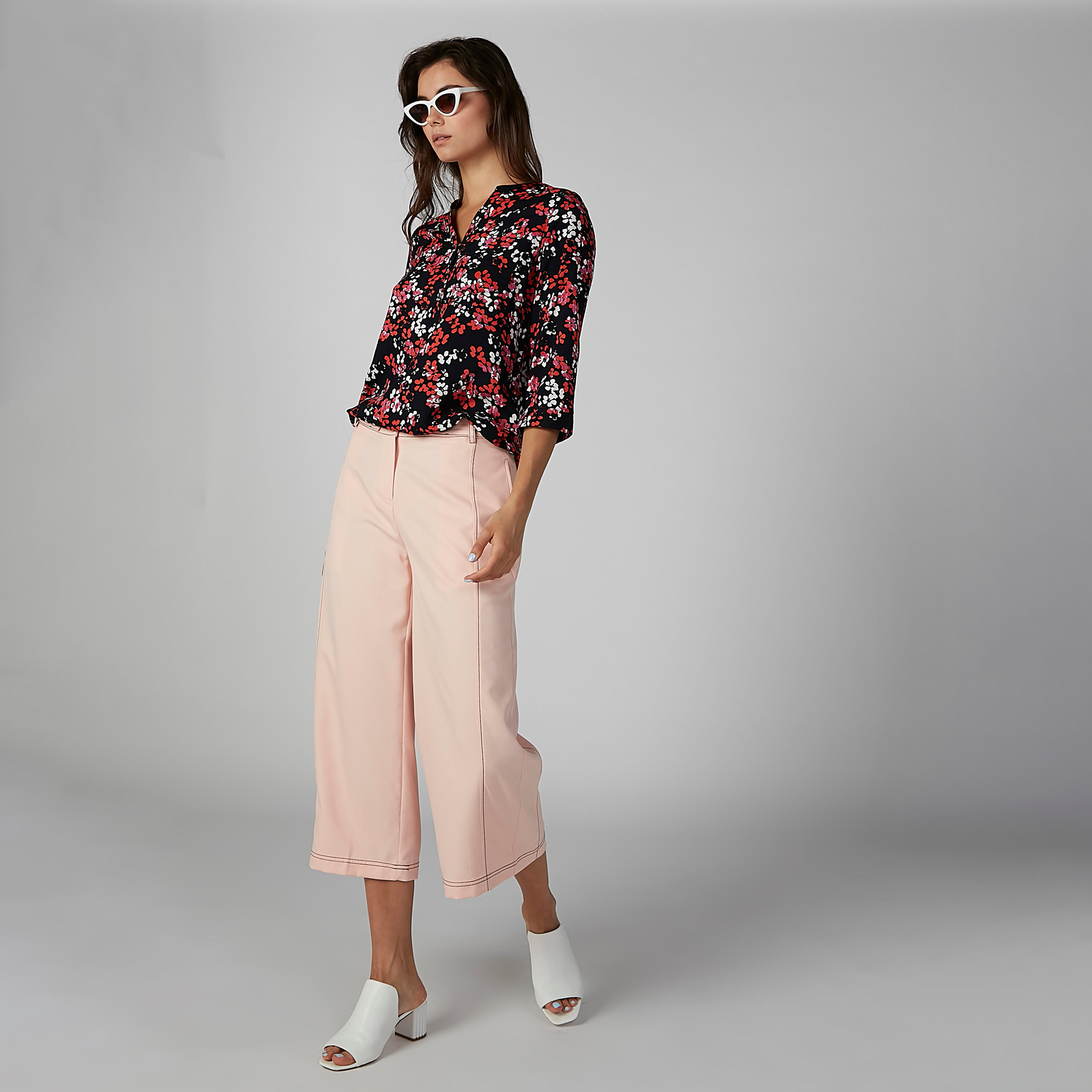 بنطال واسع الساقين سادة بخصر متوسط الارتفاع وجيوب وحلقات للحزام-women-clothing-bottoms-trousers-image-2