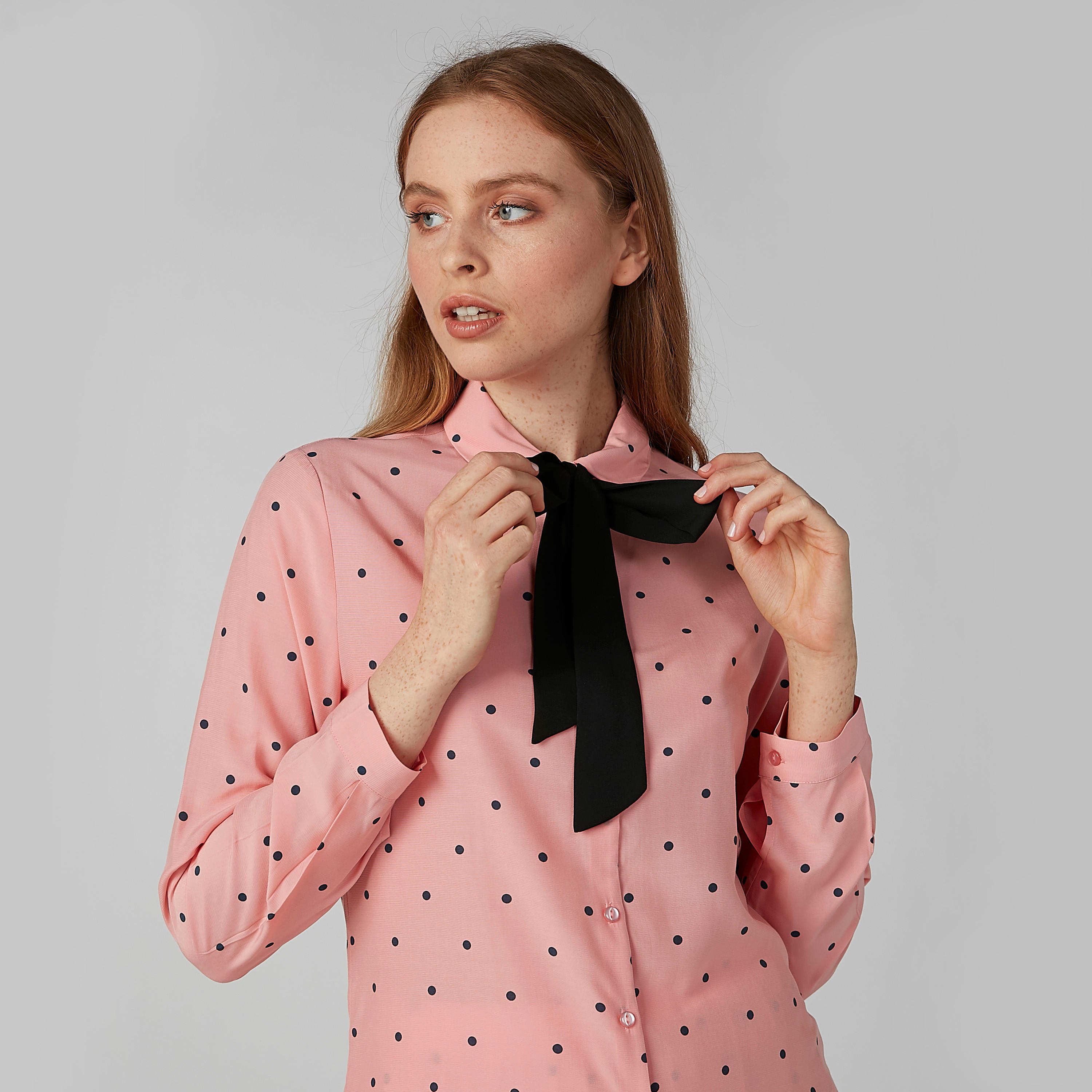 قميص بأكمام طويلة وفيونكة رباط وطبعات منقّطة-women-clothing-shirtsandblouses-shirts-image-4