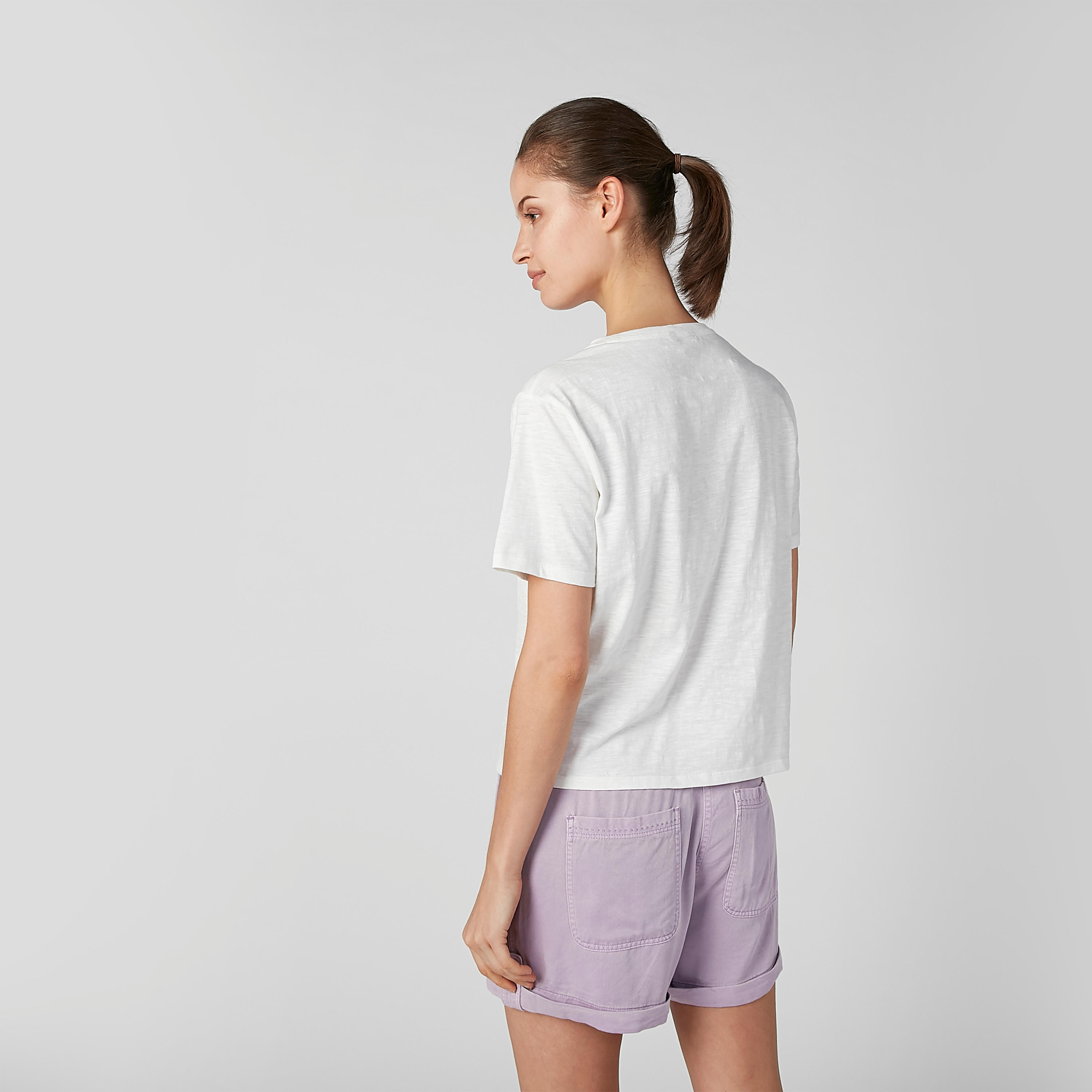 تيشيرت مزيّن بياقة مستديرة وأكمام قصيرة-women-clothing-tshirts-image-1