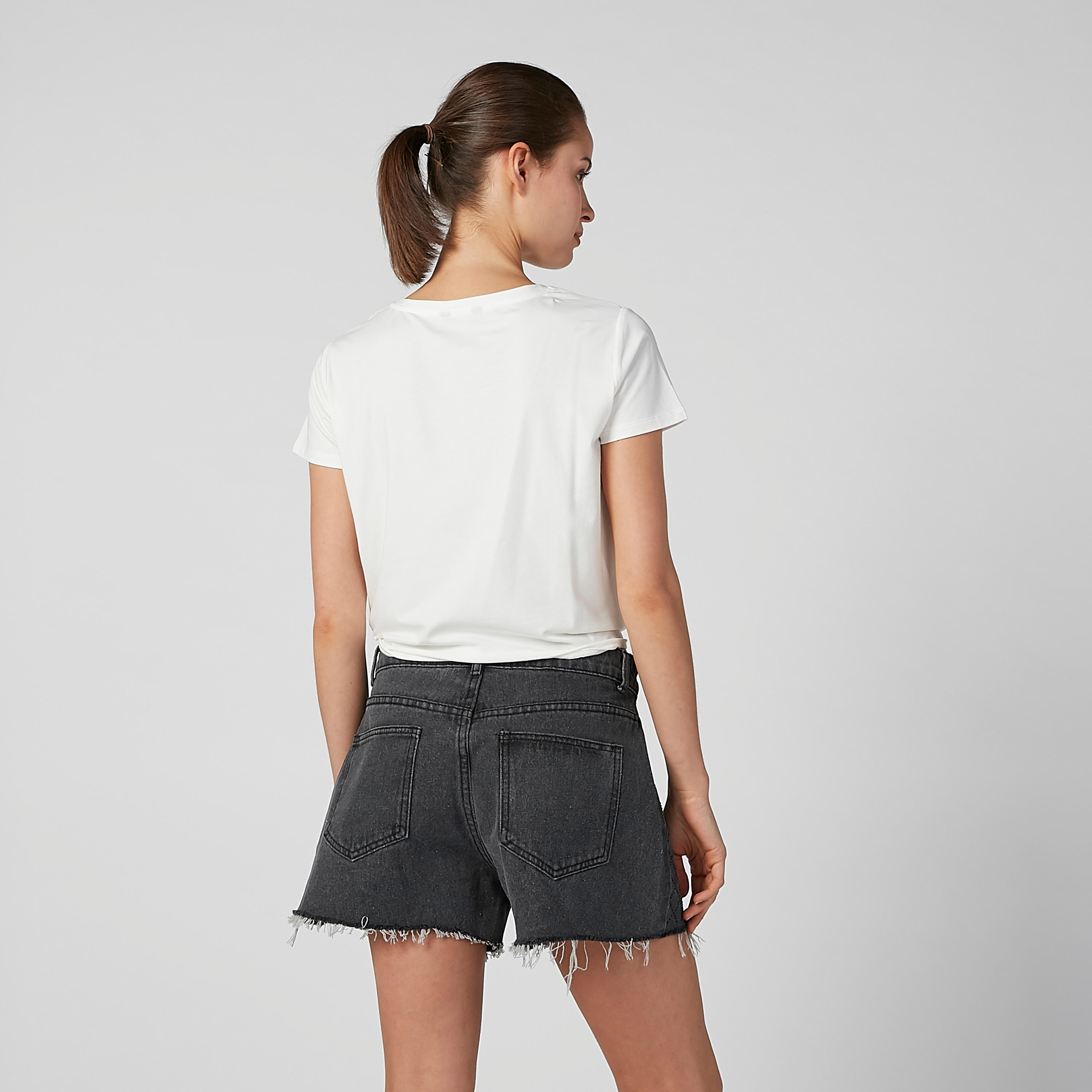 بلوزة قصيرة بياقة مستديرة وأربطة وتزيينات-women-clothing-tshirts-image-2