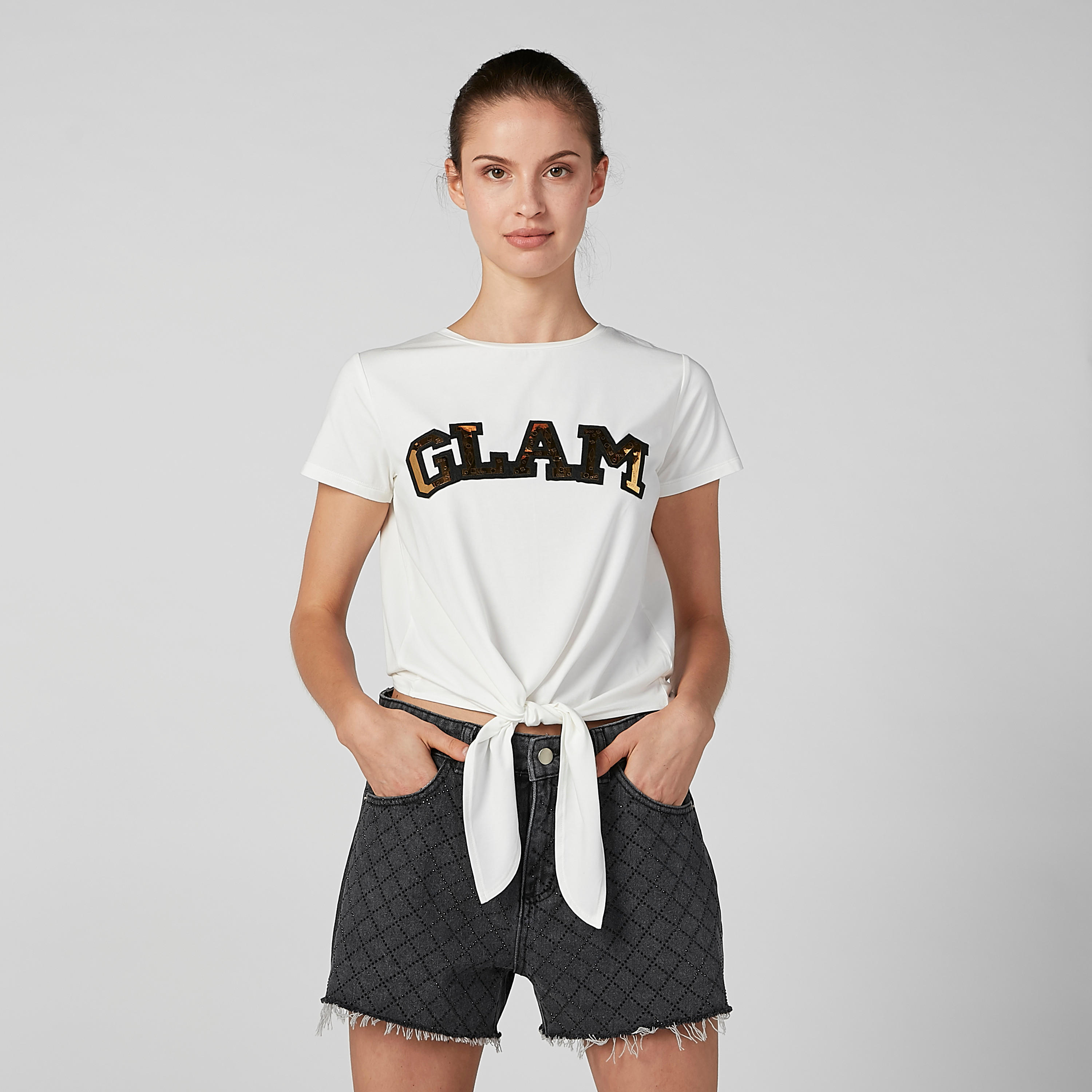 بلوزة قصيرة بياقة مستديرة وأربطة وتزيينات-women-clothing-tshirts-image-4