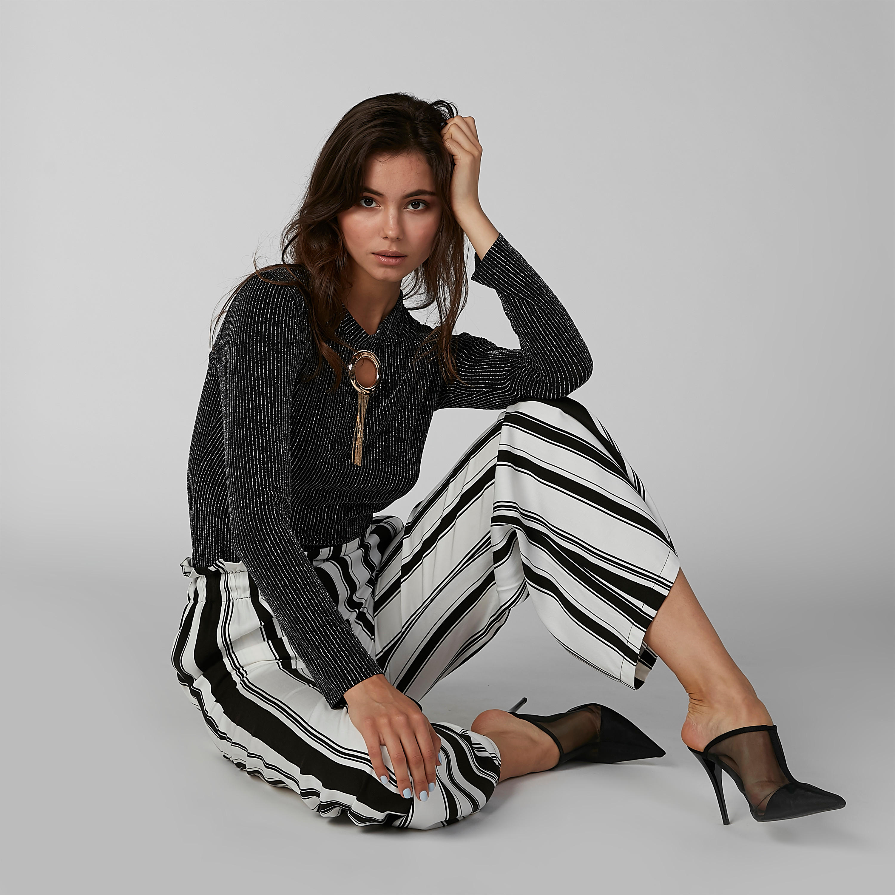 بنطال بالازو مقلّم بقصّة واسعة وجيوب-women-clothing-bottoms-trousers-image-1