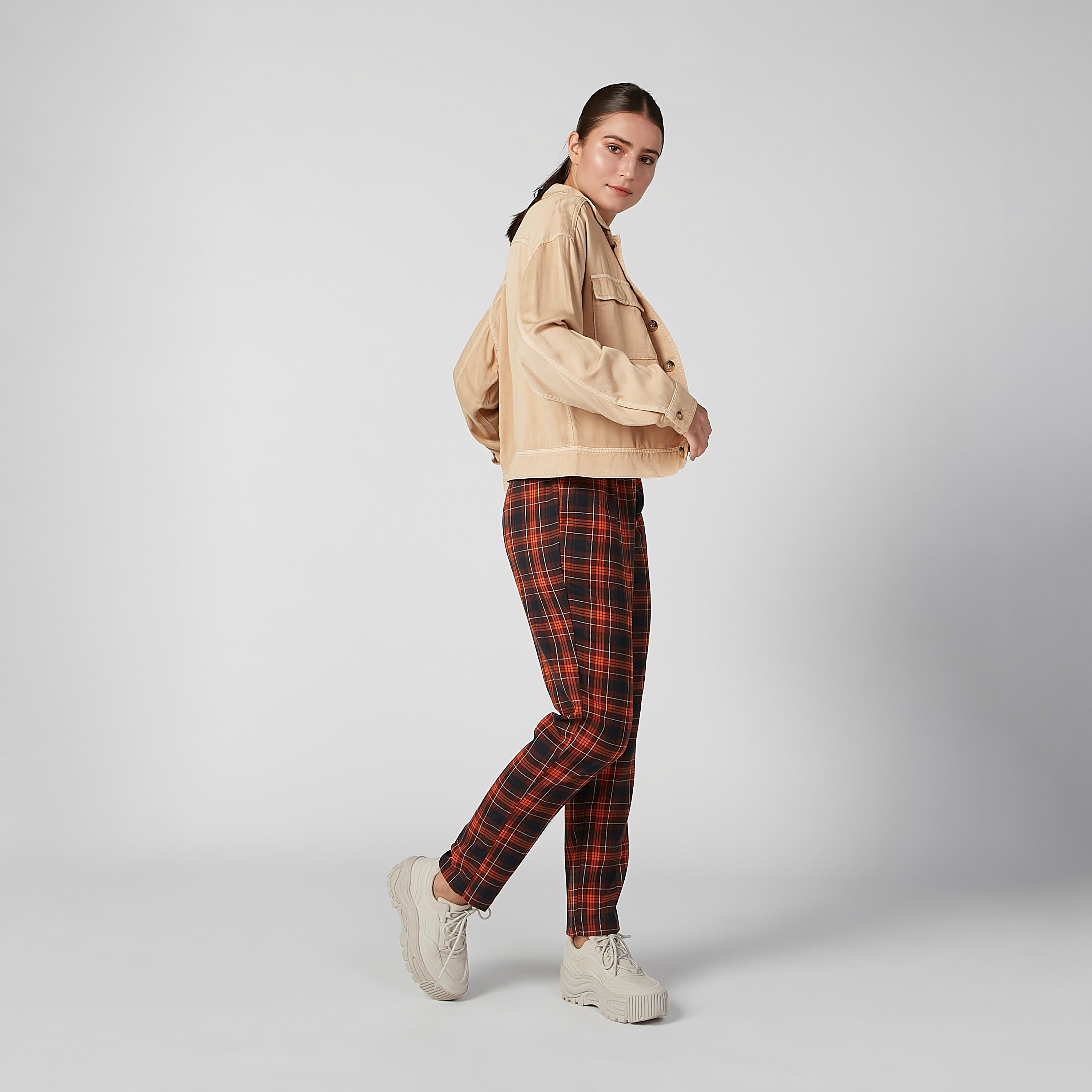بنطال طويل كاروهات بخصر بيبرباج وجيوب-women-clothing-bottoms-trousers-image-1