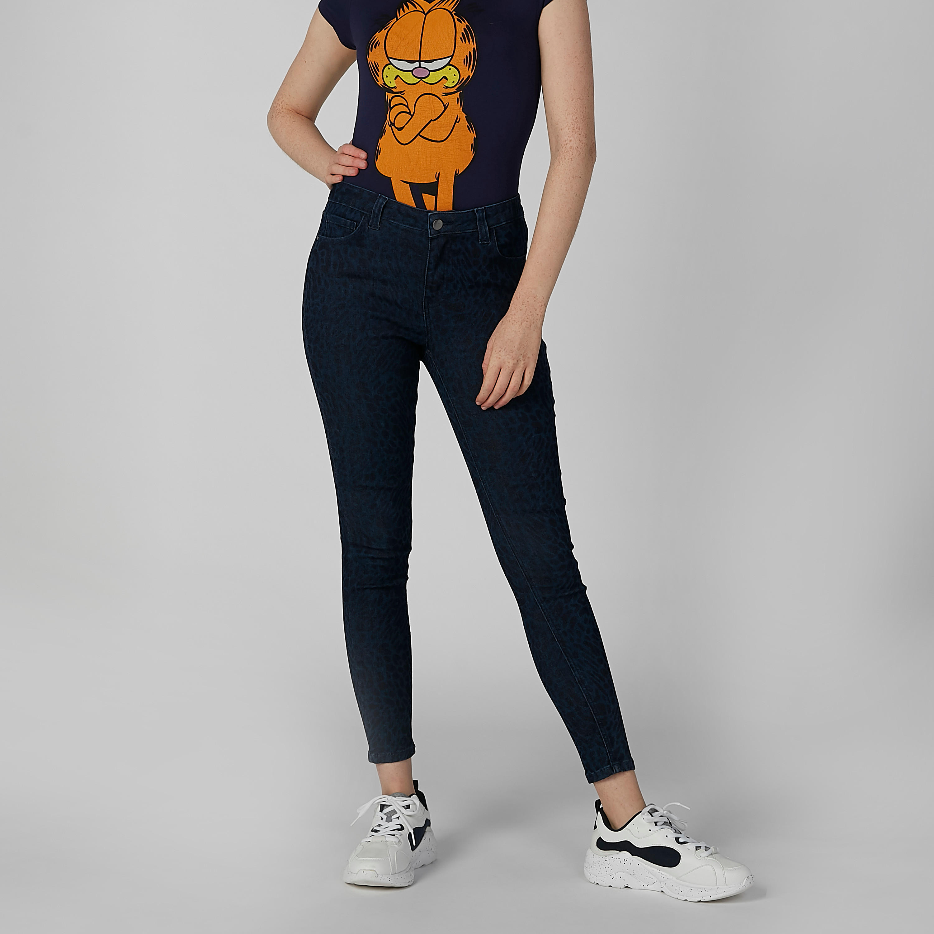 بنطال جينز سادة بجيوب-women-clothing-bottoms-jeans-image-5