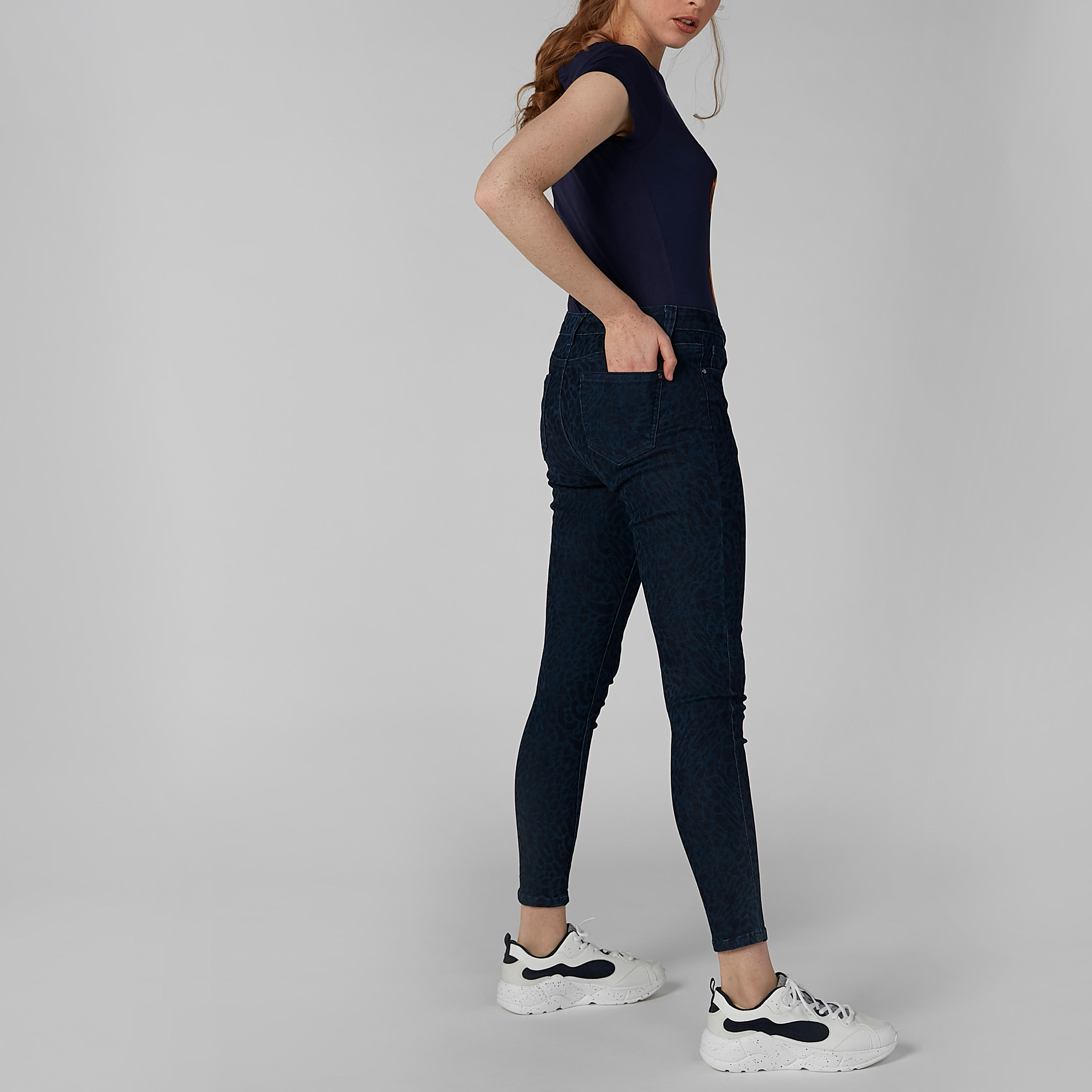بنطال جينز سادة بجيوب-women-clothing-bottoms-jeans-image-3