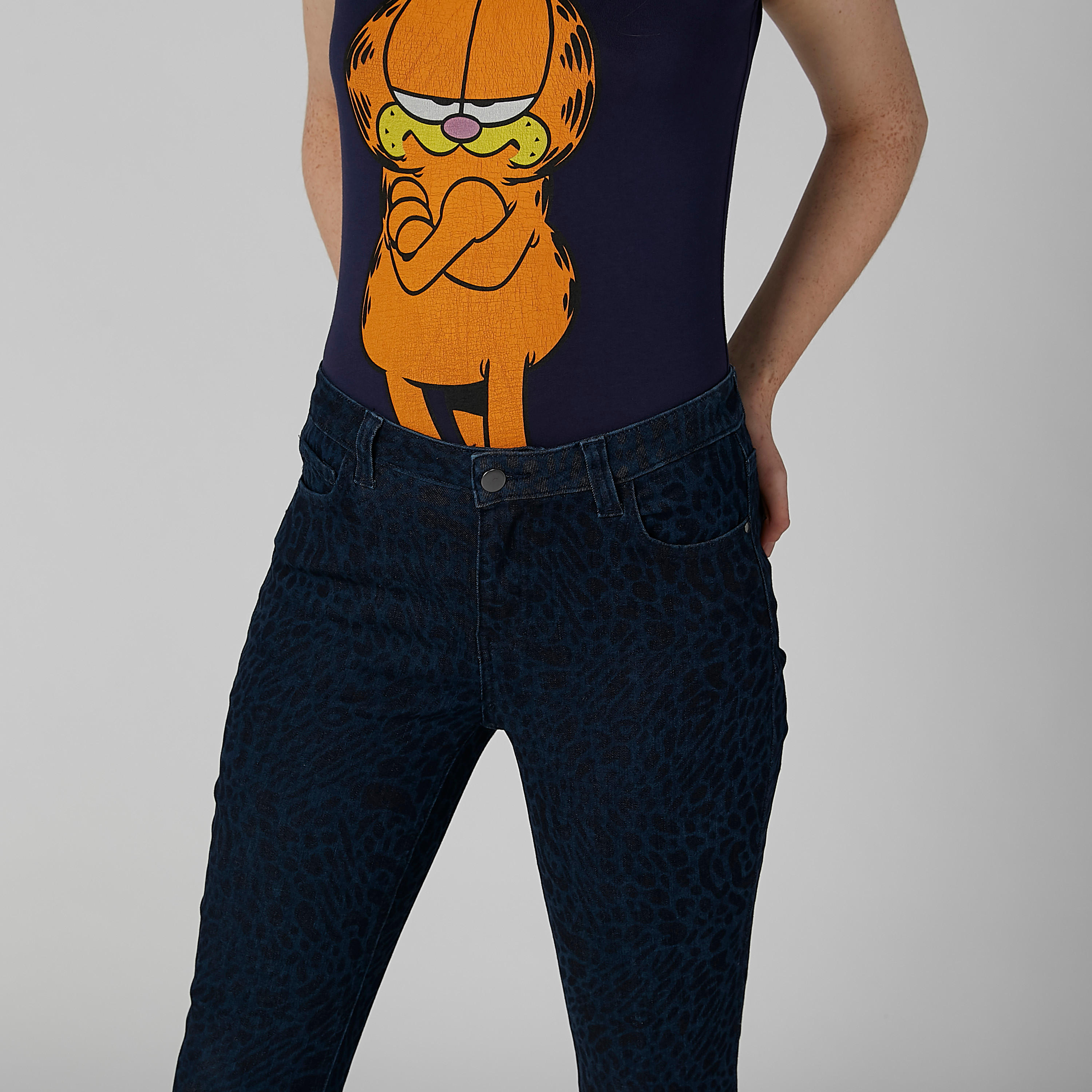 بنطال جينز سادة بجيوب-women-clothing-bottoms-jeans-image-1